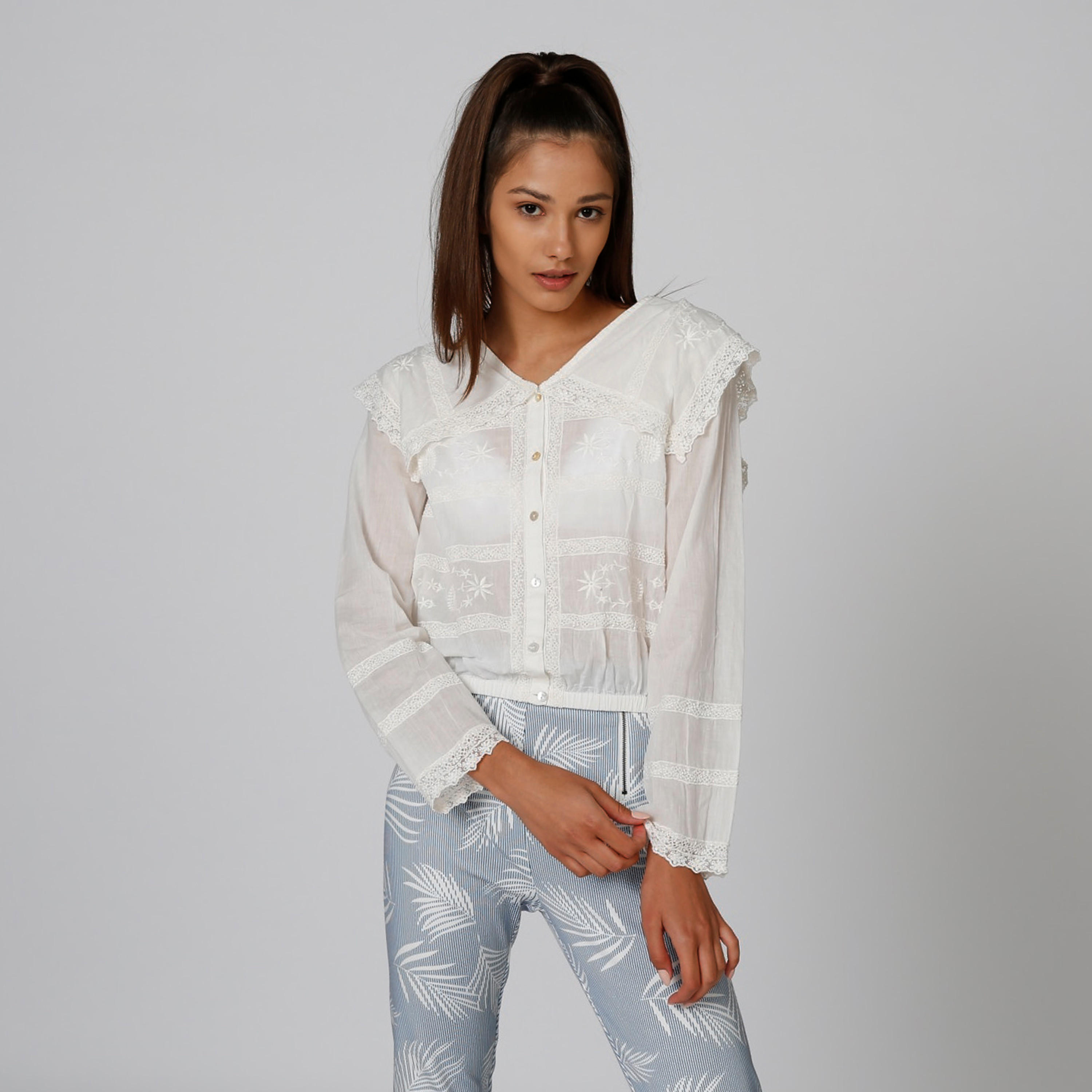 قميص بياقة V وأكمام طويلة وتفاصيل دانتيل-women-clothing-shirtsandblouses-shirts-image-1