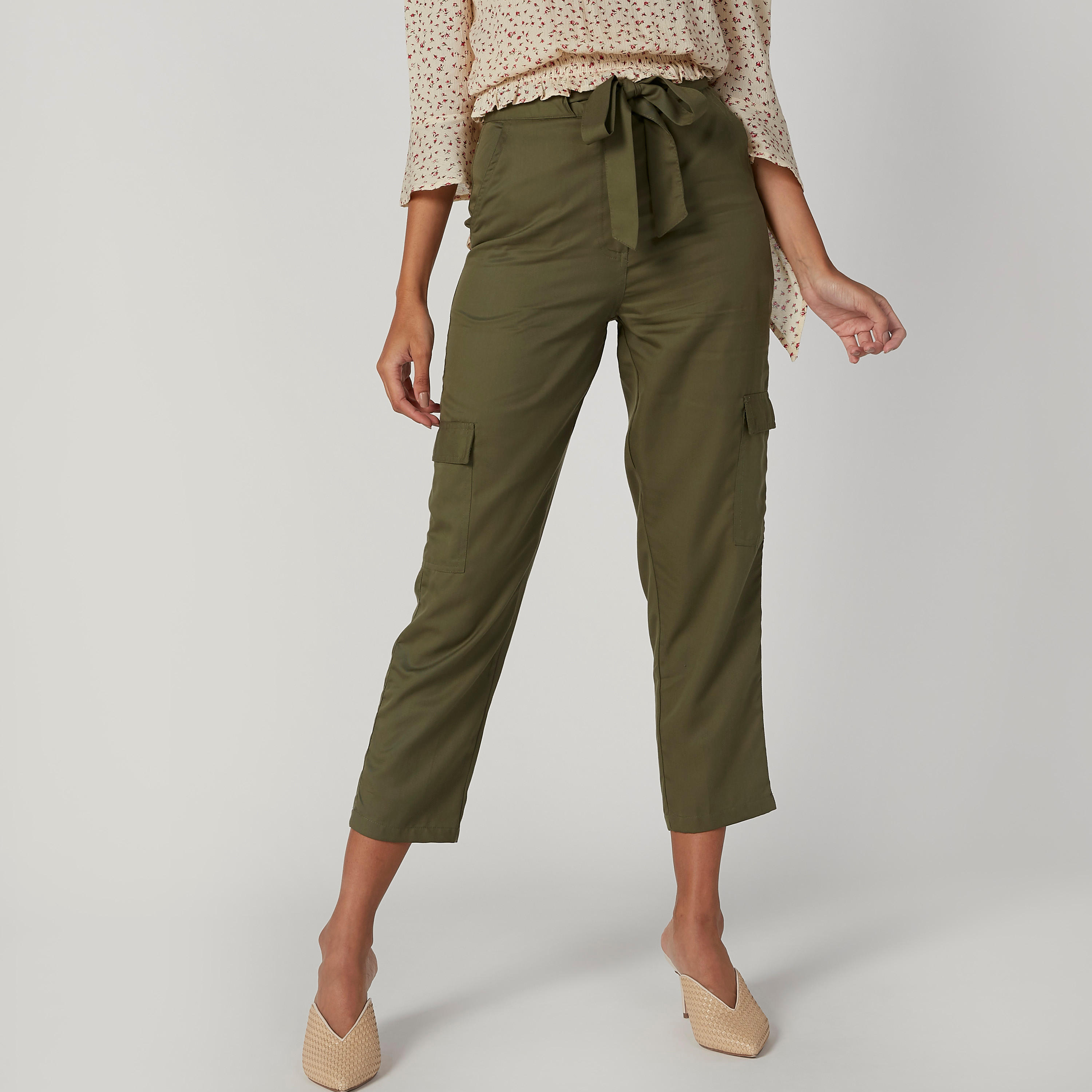 بنطلون قصير سادة بخصر متوسط الارتفاع وجيوب وأربطة-women-clothing-bottoms-trousers-image-1