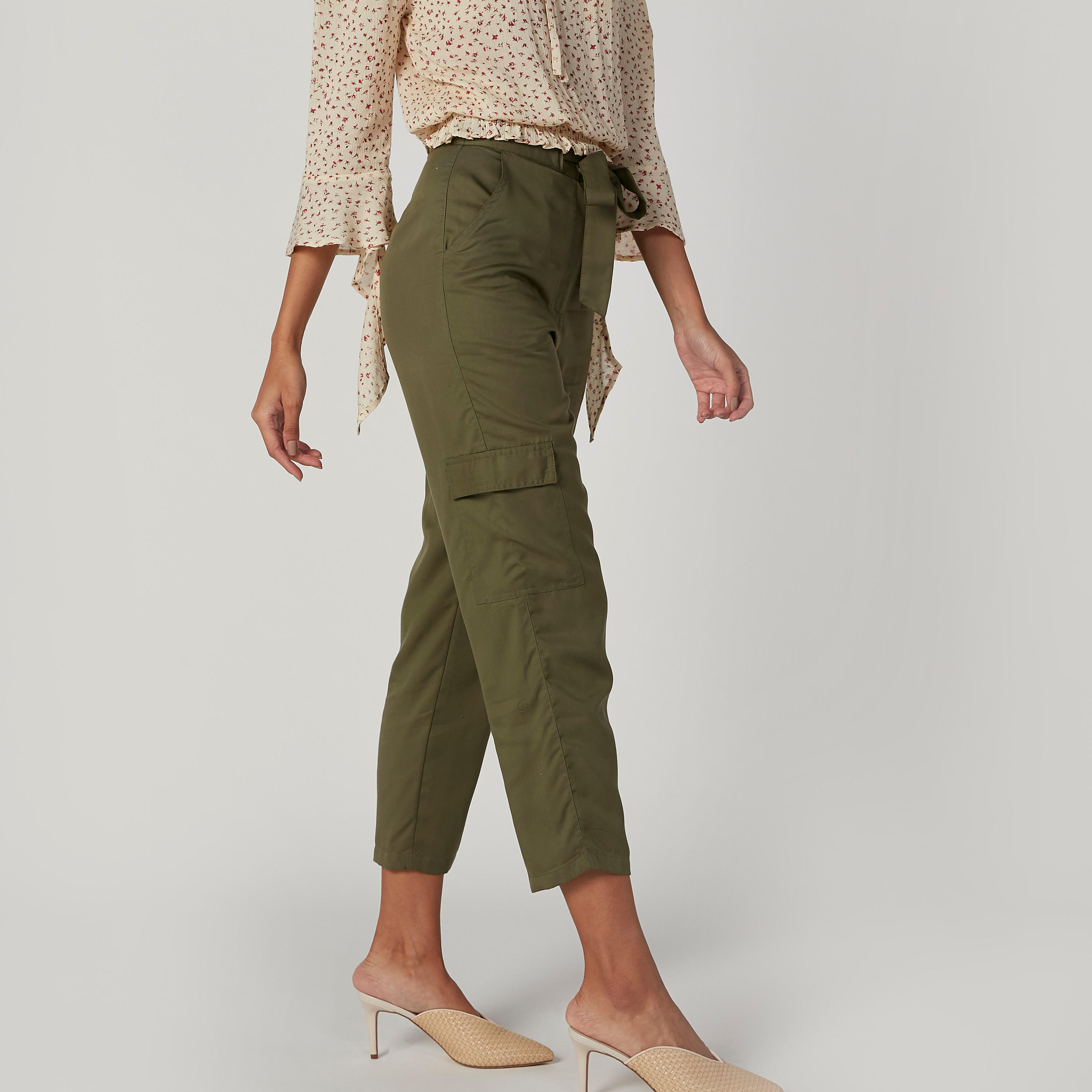 بنطلون قصير سادة بخصر متوسط الارتفاع وجيوب وأربطة-women-clothing-bottoms-trousers-image-3