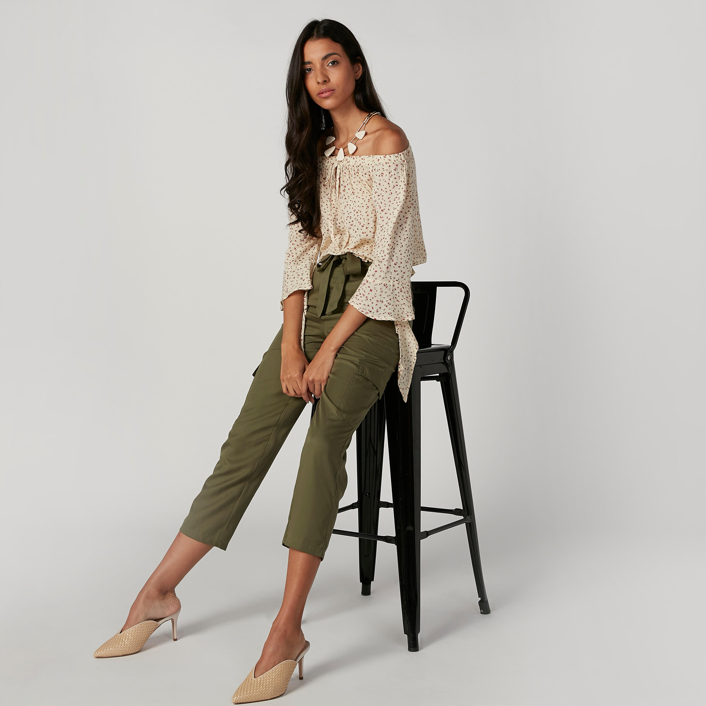بنطلون قصير سادة بخصر متوسط الارتفاع وجيوب وأربطة-women-clothing-bottoms-trousers-image-4