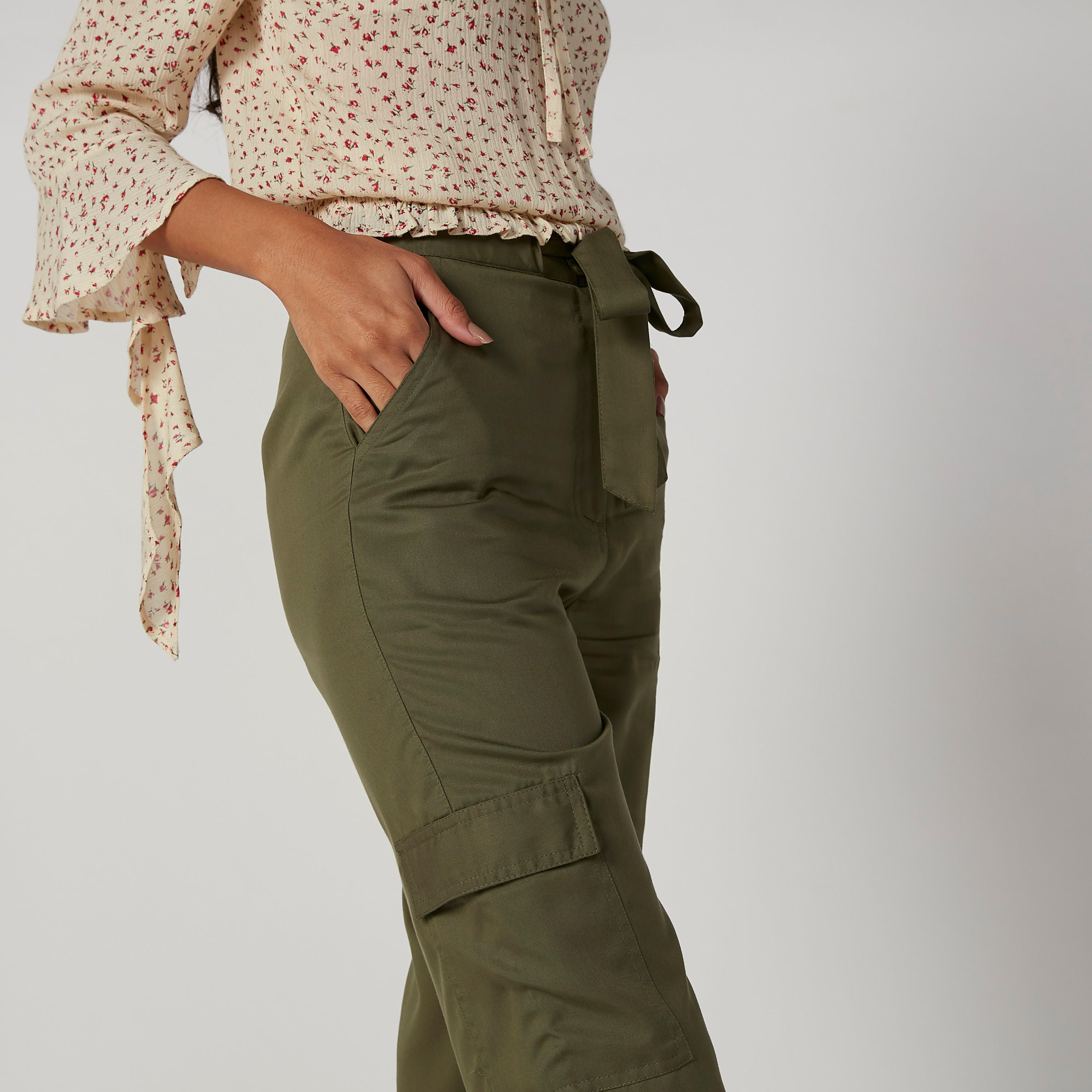 بنطلون قصير سادة بخصر متوسط الارتفاع وجيوب وأربطة-women-clothing-bottoms-trousers-image-5