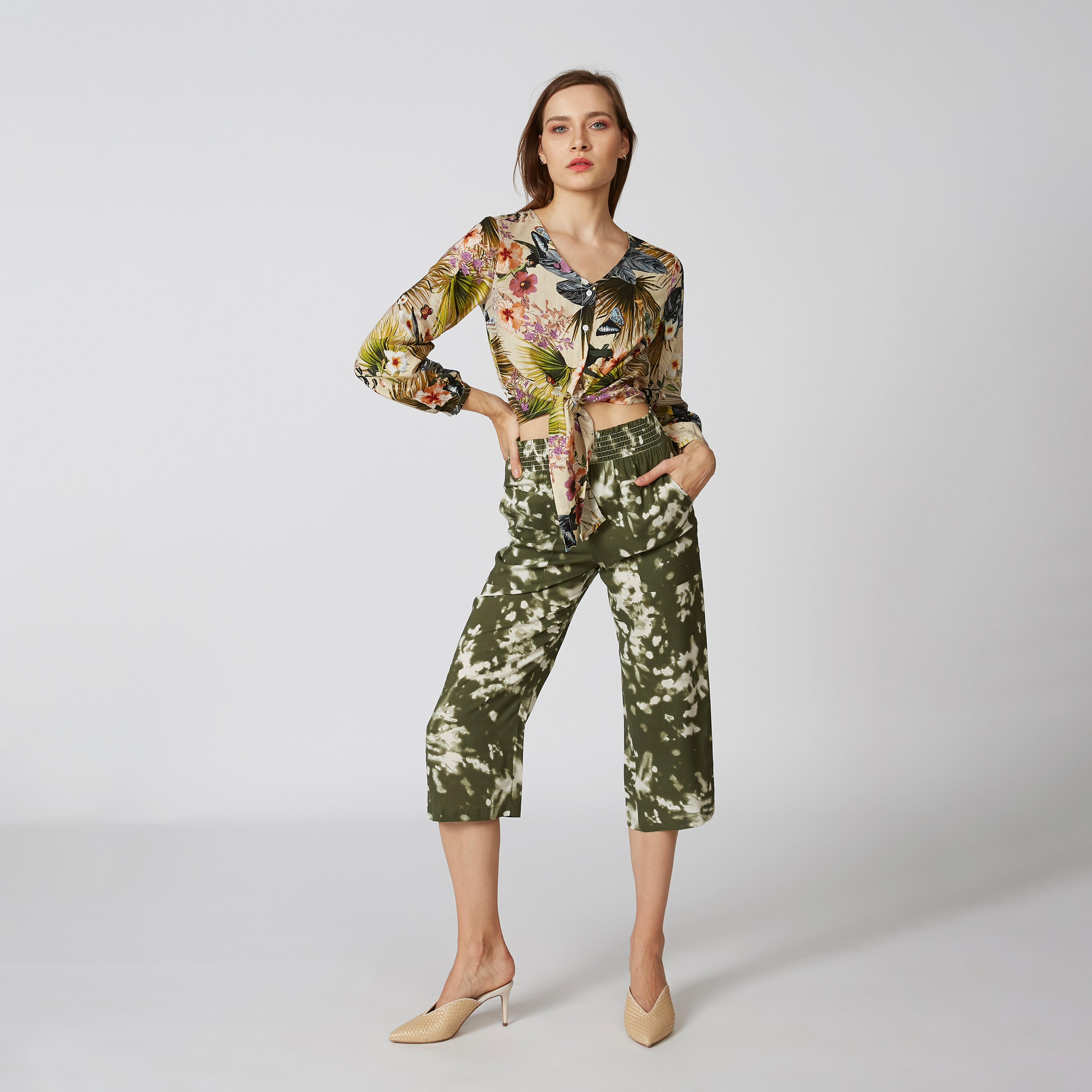 بنطلون مستدام واسع الساقين بخصر مطّاطي متوسط الارتفاع وطبعات-women-clothing-bottoms-trousers-image-1