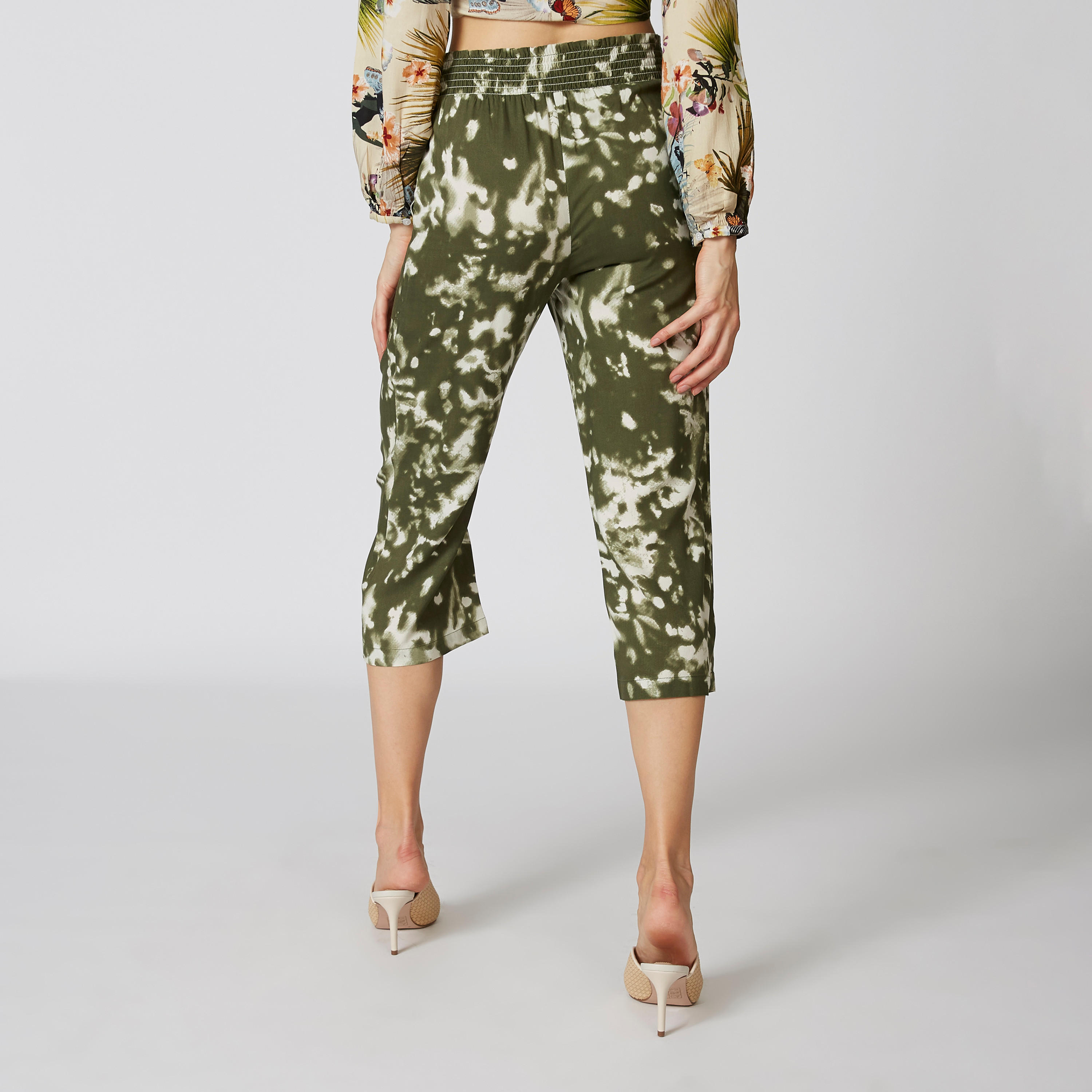 بنطلون مستدام واسع الساقين بخصر مطّاطي متوسط الارتفاع وطبعات-women-clothing-bottoms-trousers-image-2