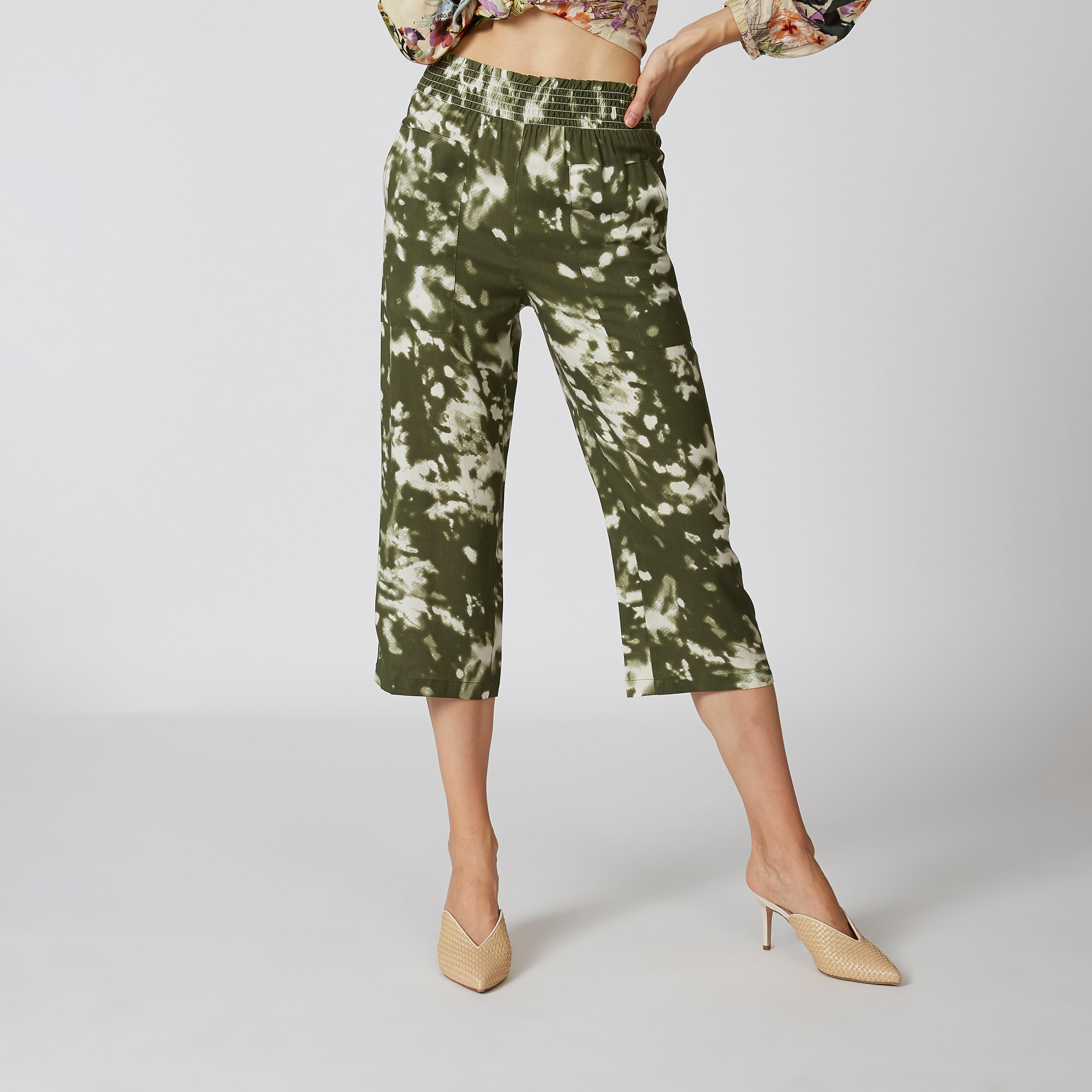 بنطلون مستدام واسع الساقين بخصر مطّاطي متوسط الارتفاع وطبعات-women-clothing-bottoms-trousers-image-3