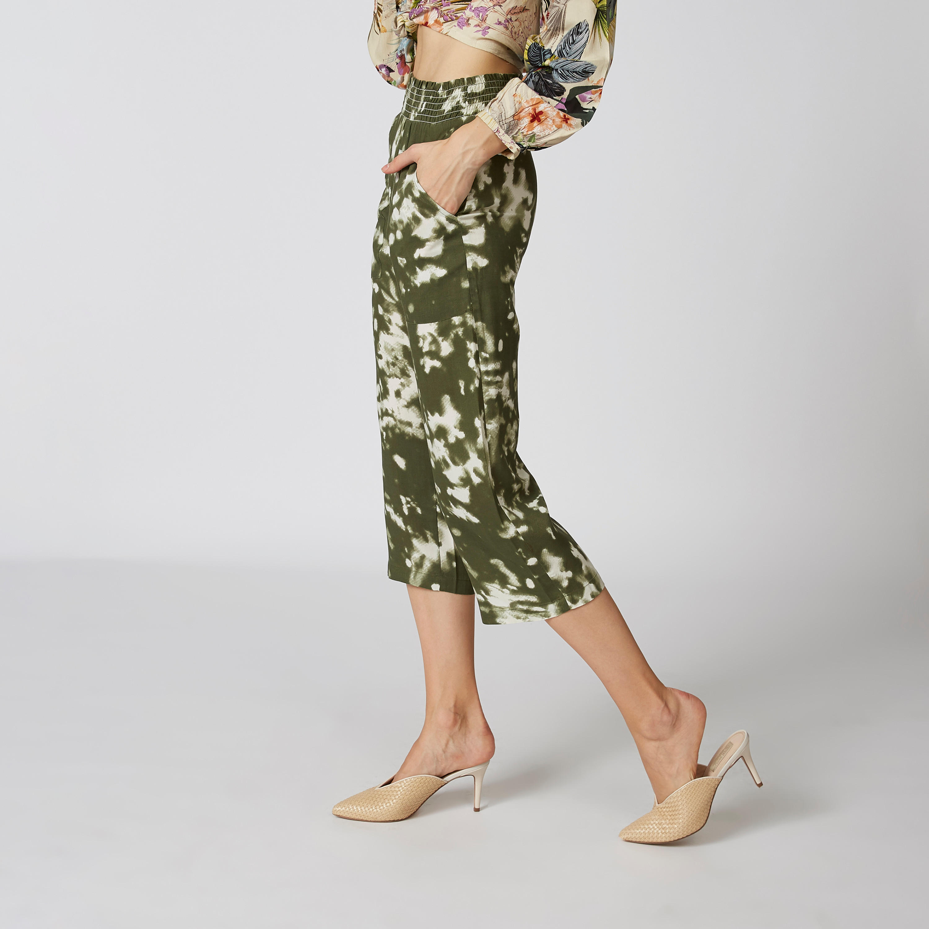 بنطلون مستدام واسع الساقين بخصر مطّاطي متوسط الارتفاع وطبعات-women-clothing-bottoms-trousers-image-4
