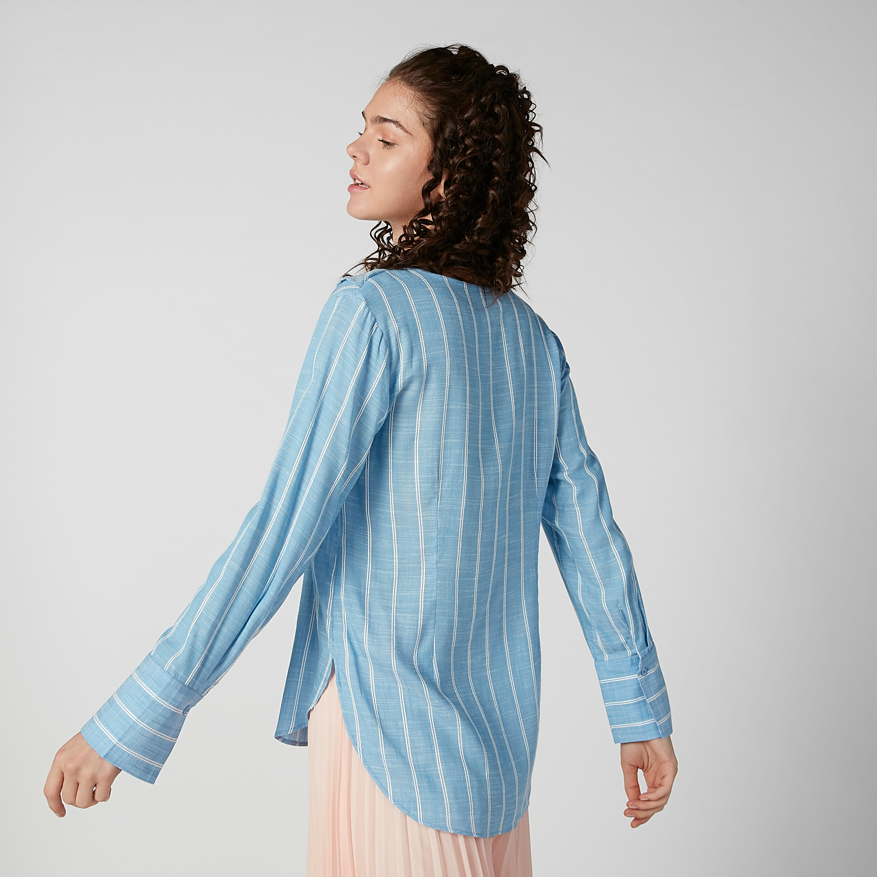 قميص مخطط بياقة V وأكمام طويلة-women-clothing-shirtsandblouses-shirts-image-3