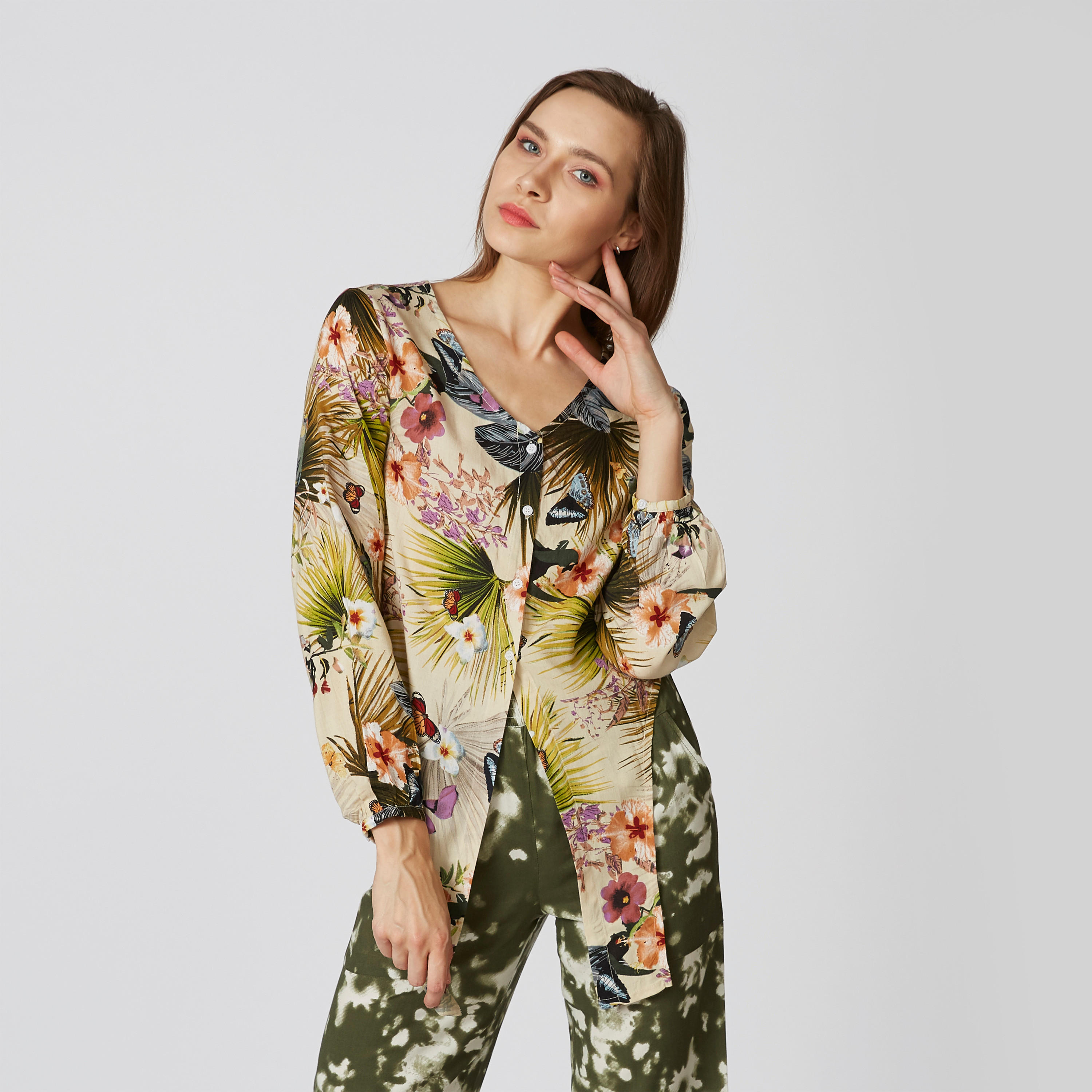 قميص بياقة V وأكمام بيشوب وطبعات-women-clothing-shirtsandblouses-shirts-image-1