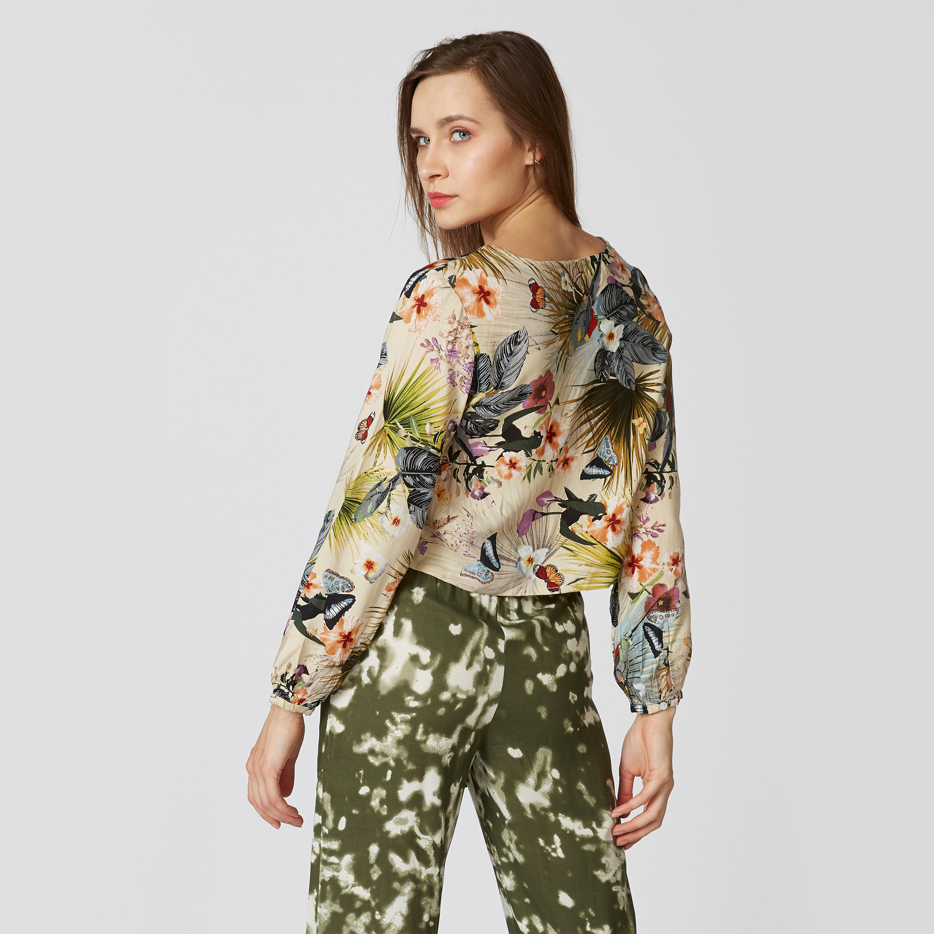 قميص بياقة V وأكمام بيشوب وطبعات-women-clothing-shirtsandblouses-shirts-image-3