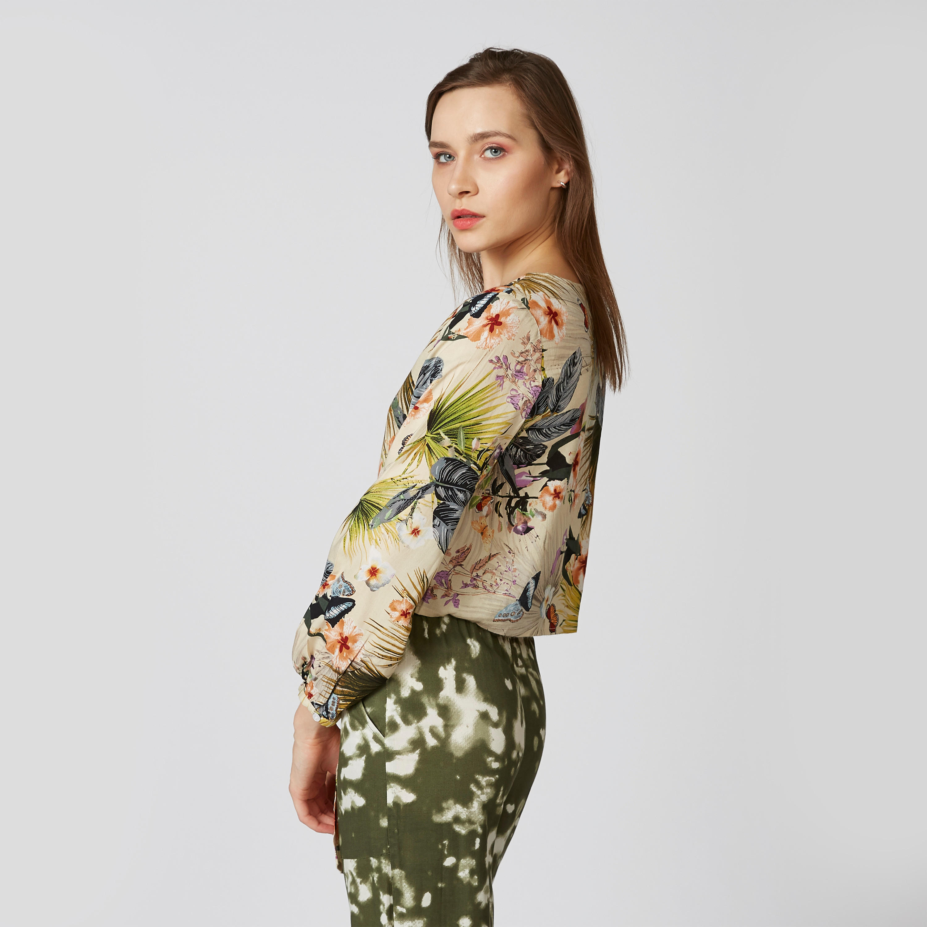 قميص بياقة V وأكمام بيشوب وطبعات-women-clothing-shirtsandblouses-shirts-image-4