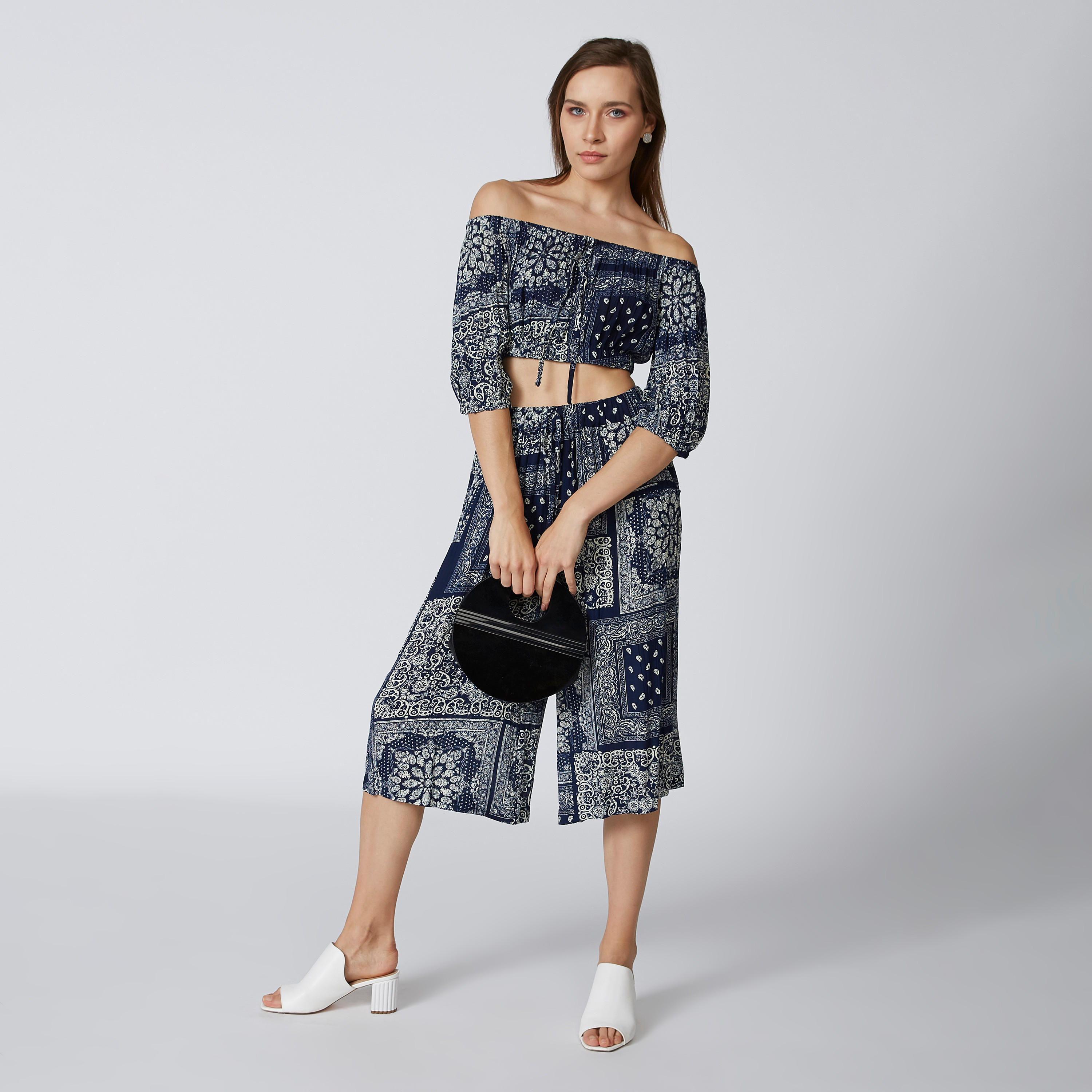 بنطال واسع الساقين بخصر متوسط الارتفاع وجيوب وطبعات-women-clothing-bottoms-trousers-image-2