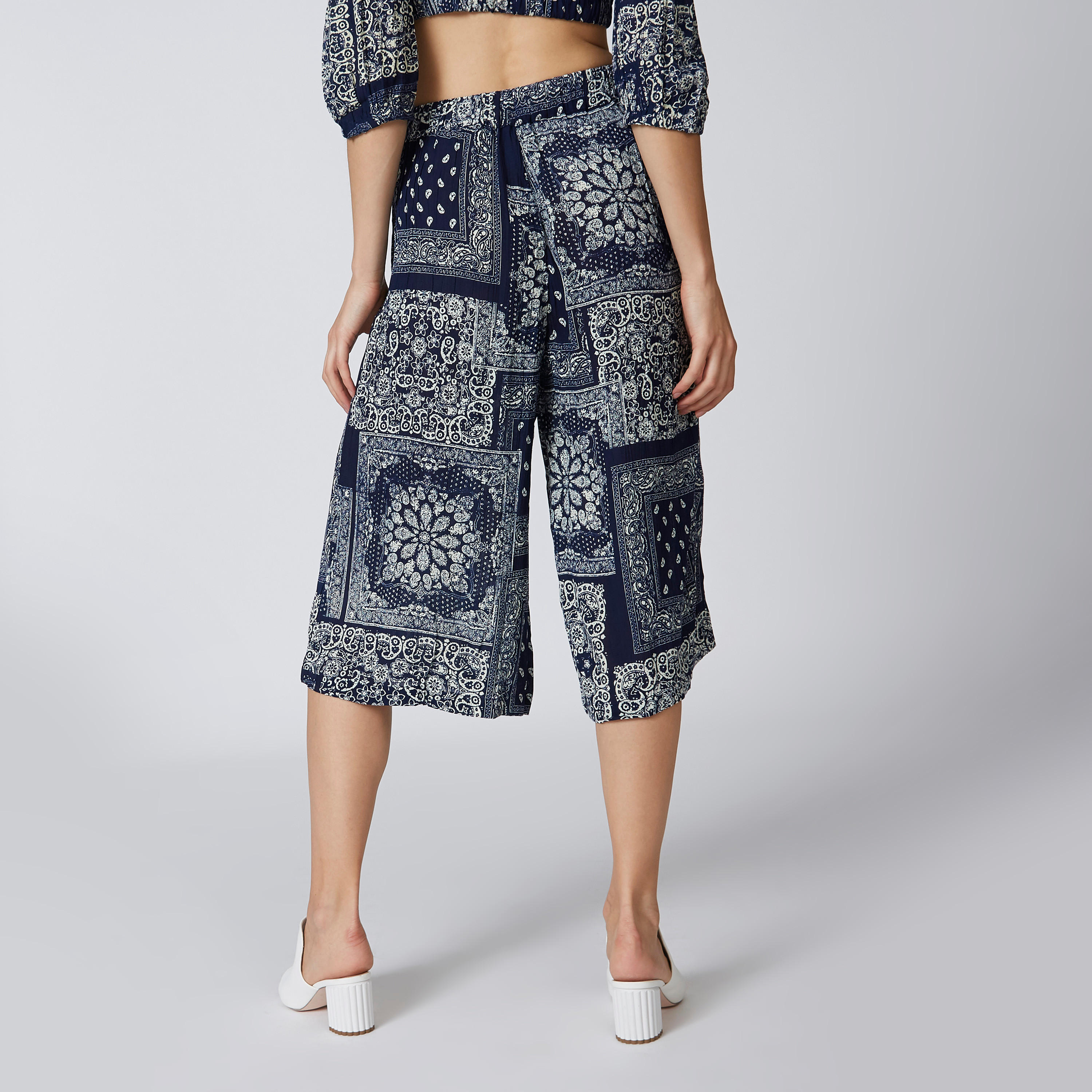 بنطال واسع الساقين بخصر متوسط الارتفاع وجيوب وطبعات-women-clothing-bottoms-trousers-image-3