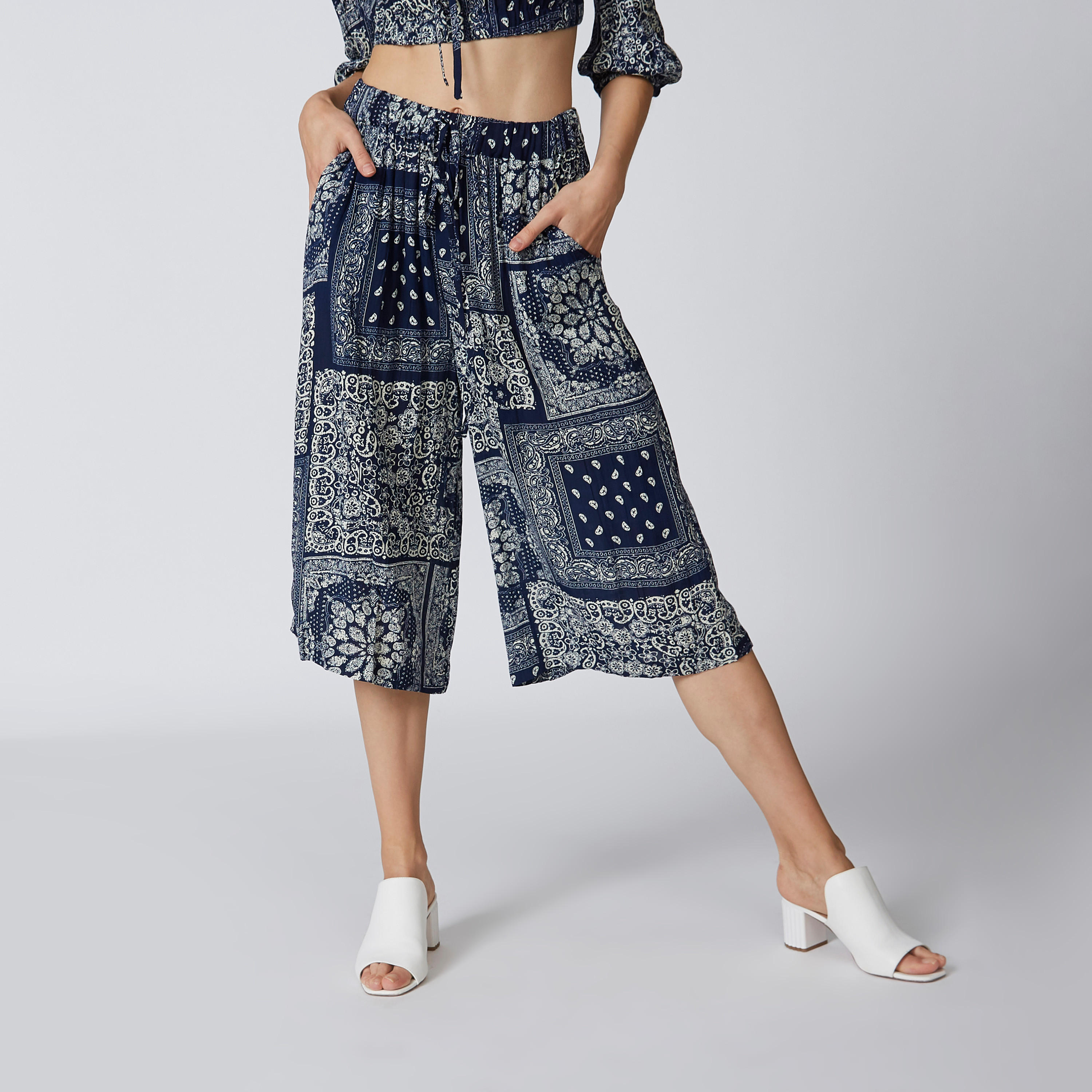 بنطال واسع الساقين بخصر متوسط الارتفاع وجيوب وطبعات-women-clothing-bottoms-trousers-image-1