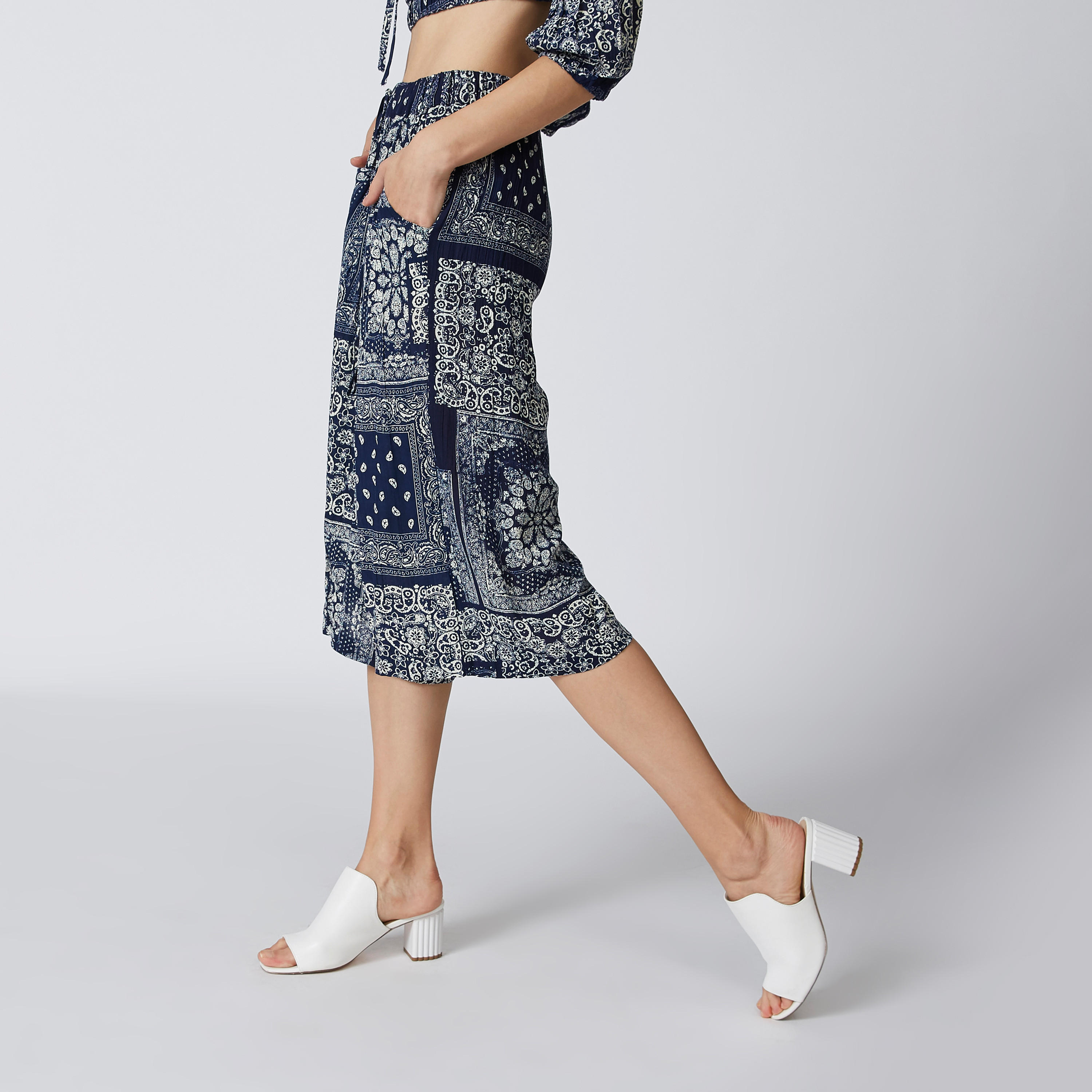 بنطال واسع الساقين بخصر متوسط الارتفاع وجيوب وطبعات-women-clothing-bottoms-trousers-image-4