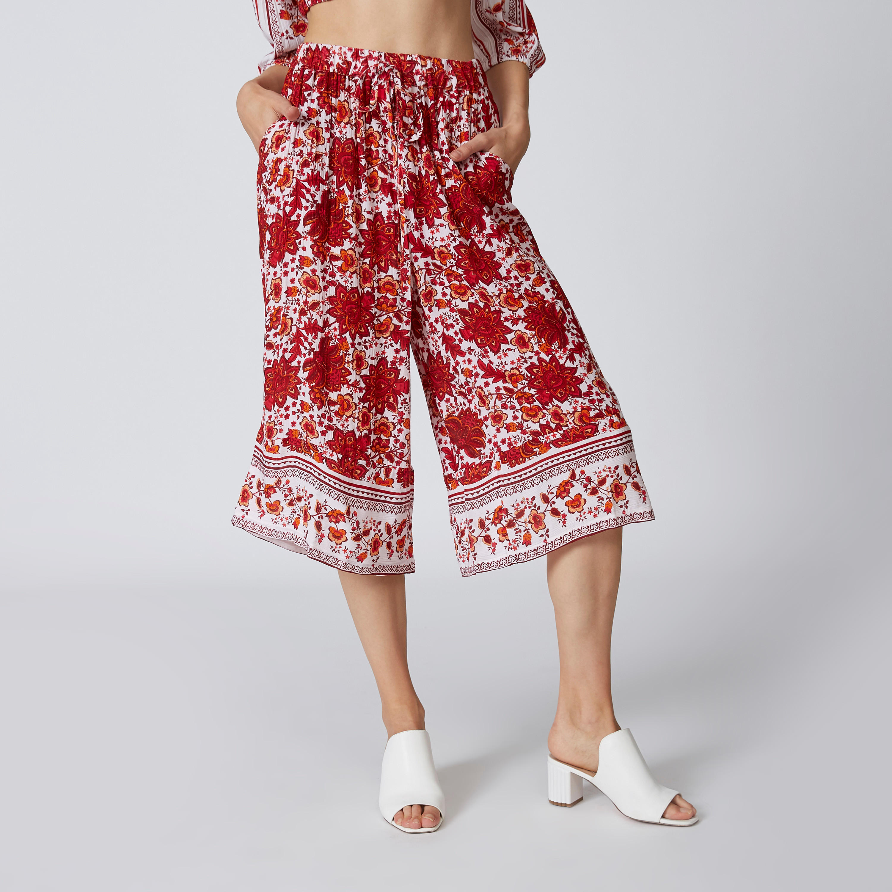 بنطال واسع الساقين بخصر متوسط الارتفاع وجيوب وطبعات-women-clothing-bottoms-trousers-image-1