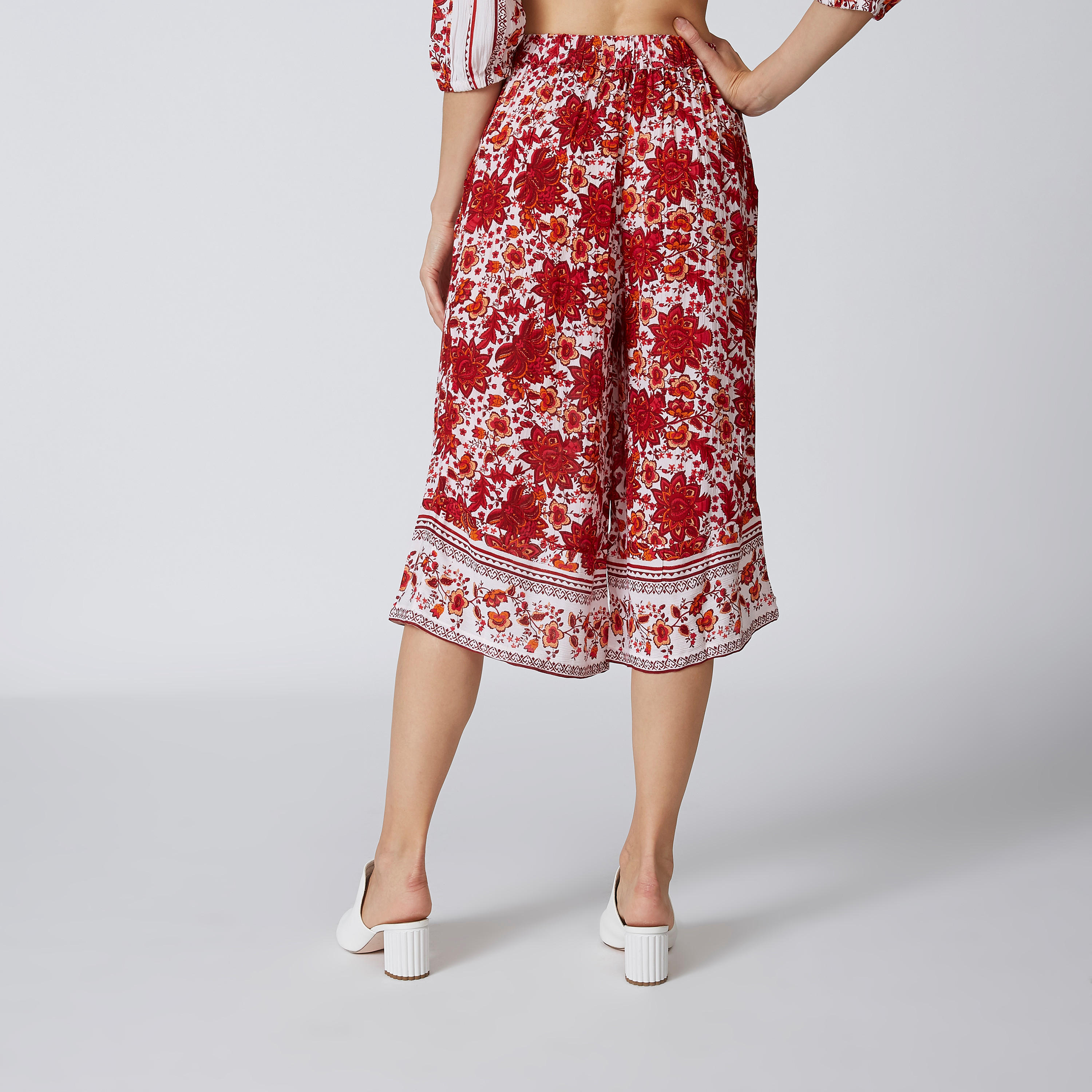 بنطال واسع الساقين بخصر متوسط الارتفاع وجيوب وطبعات-women-clothing-bottoms-trousers-image-3
