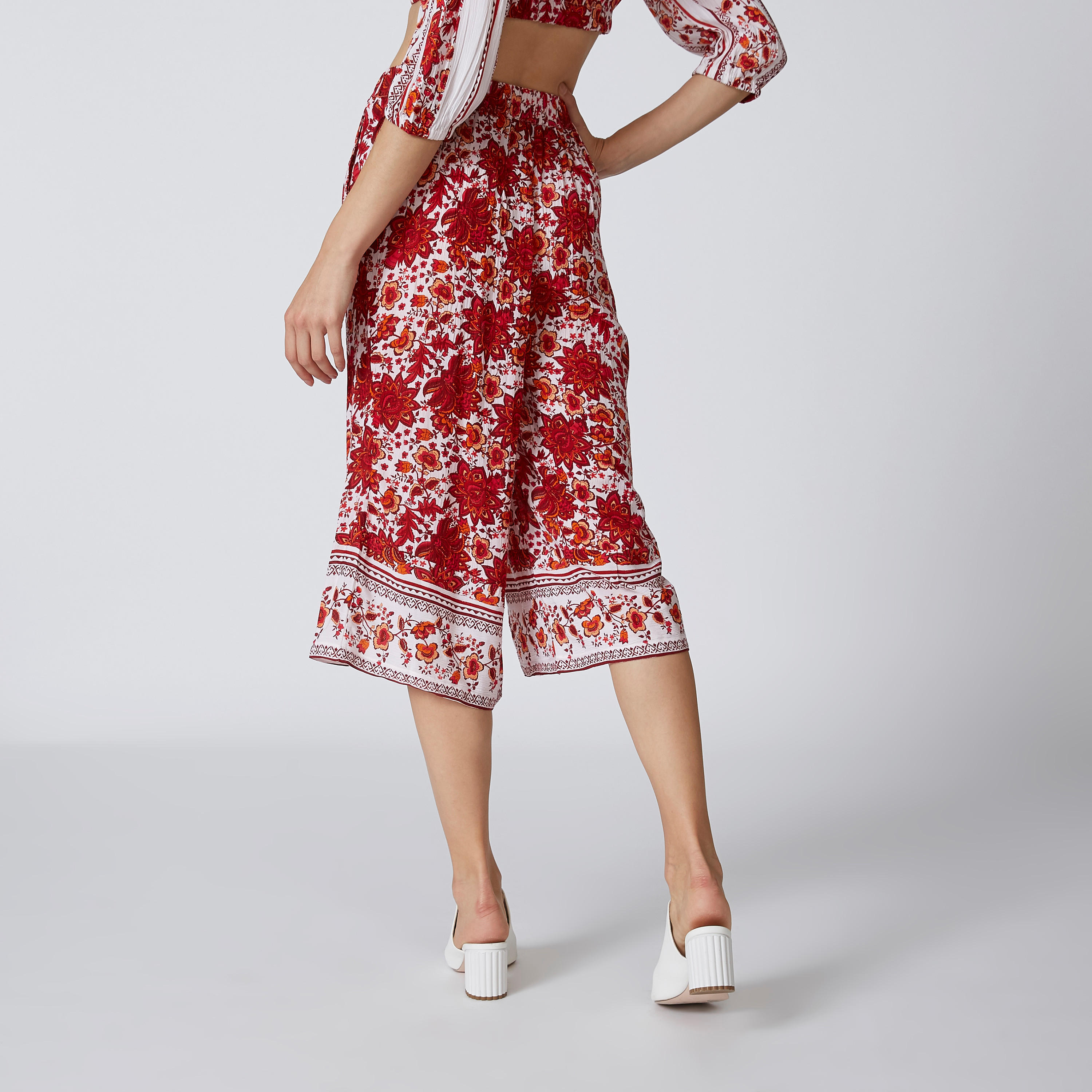 بنطال واسع الساقين بخصر متوسط الارتفاع وجيوب وطبعات-women-clothing-bottoms-trousers-image-4