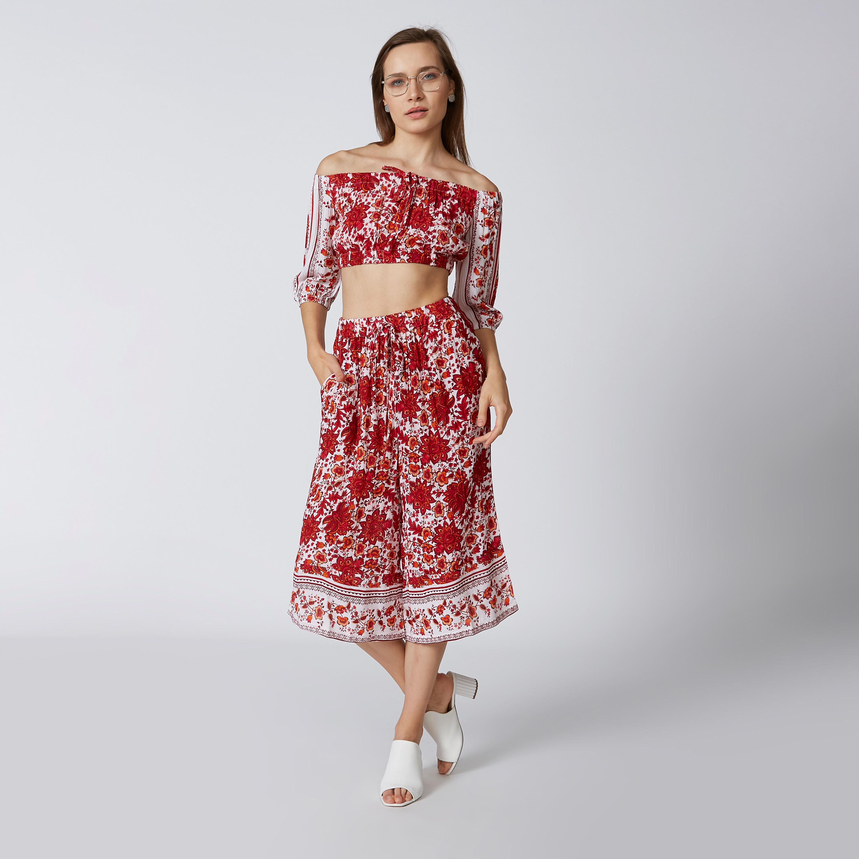 بنطال واسع الساقين بخصر متوسط الارتفاع وجيوب وطبعات-women-clothing-bottoms-trousers-image-2