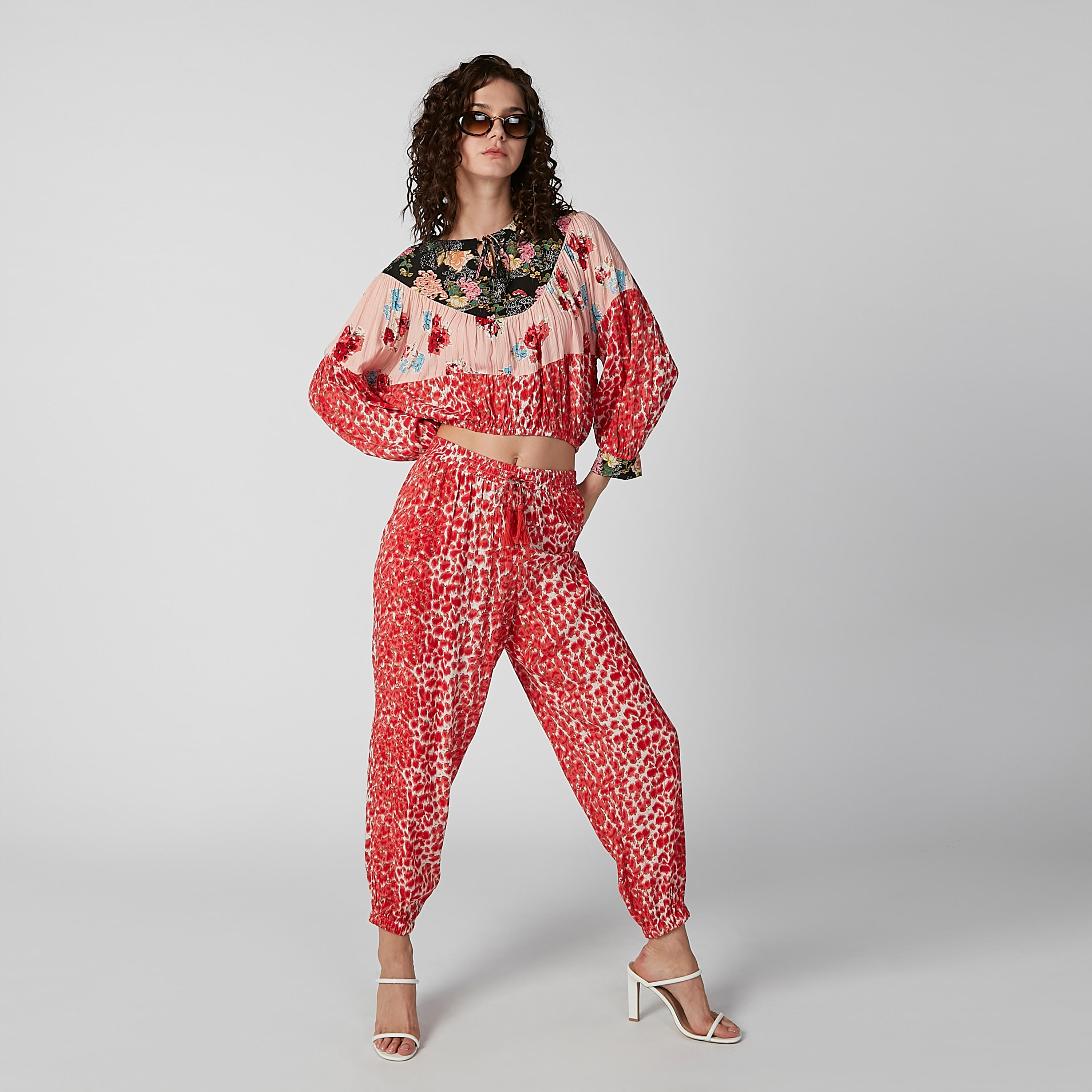 بنطلون بخصر مطّاطي مرن ورباط وطبعات-women-clothing-bottoms-trousers-image-1