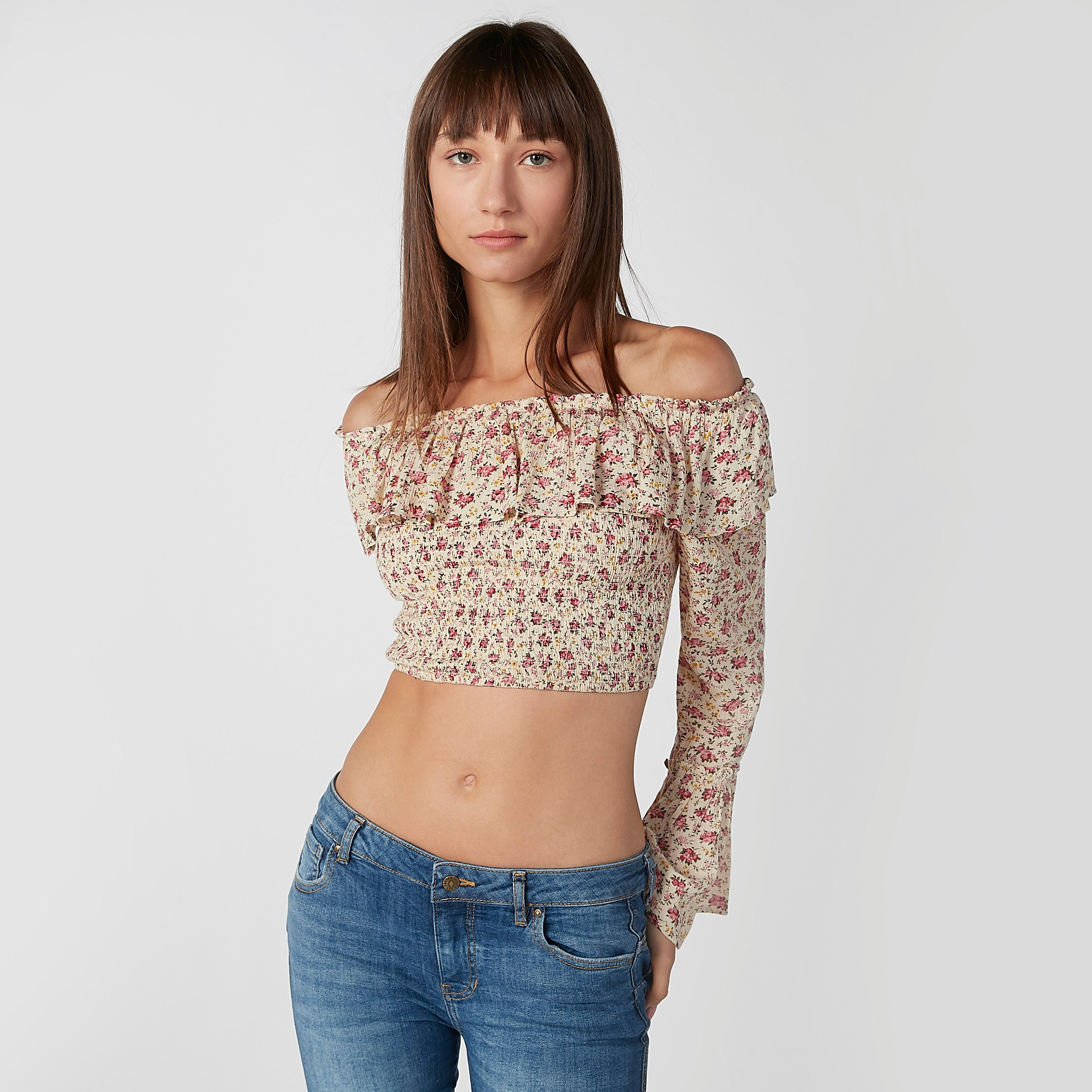 بلوزة قصيرة بياقة طوق وأكمام جرس وطبعات-women-clothing-shirtsandblouses-blouses-image-1