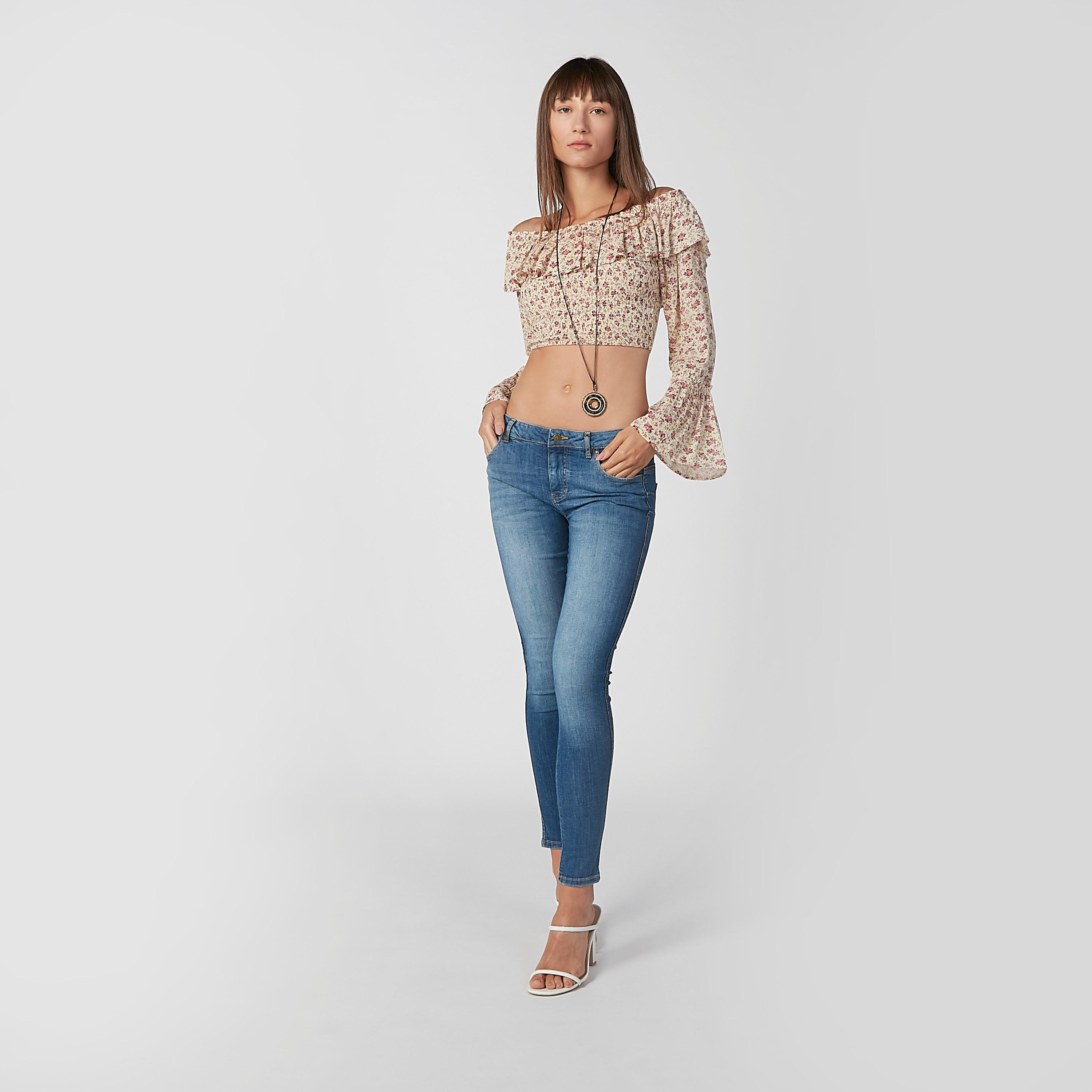 بلوزة قصيرة بياقة طوق وأكمام جرس وطبعات-women-clothing-shirtsandblouses-blouses-image-2