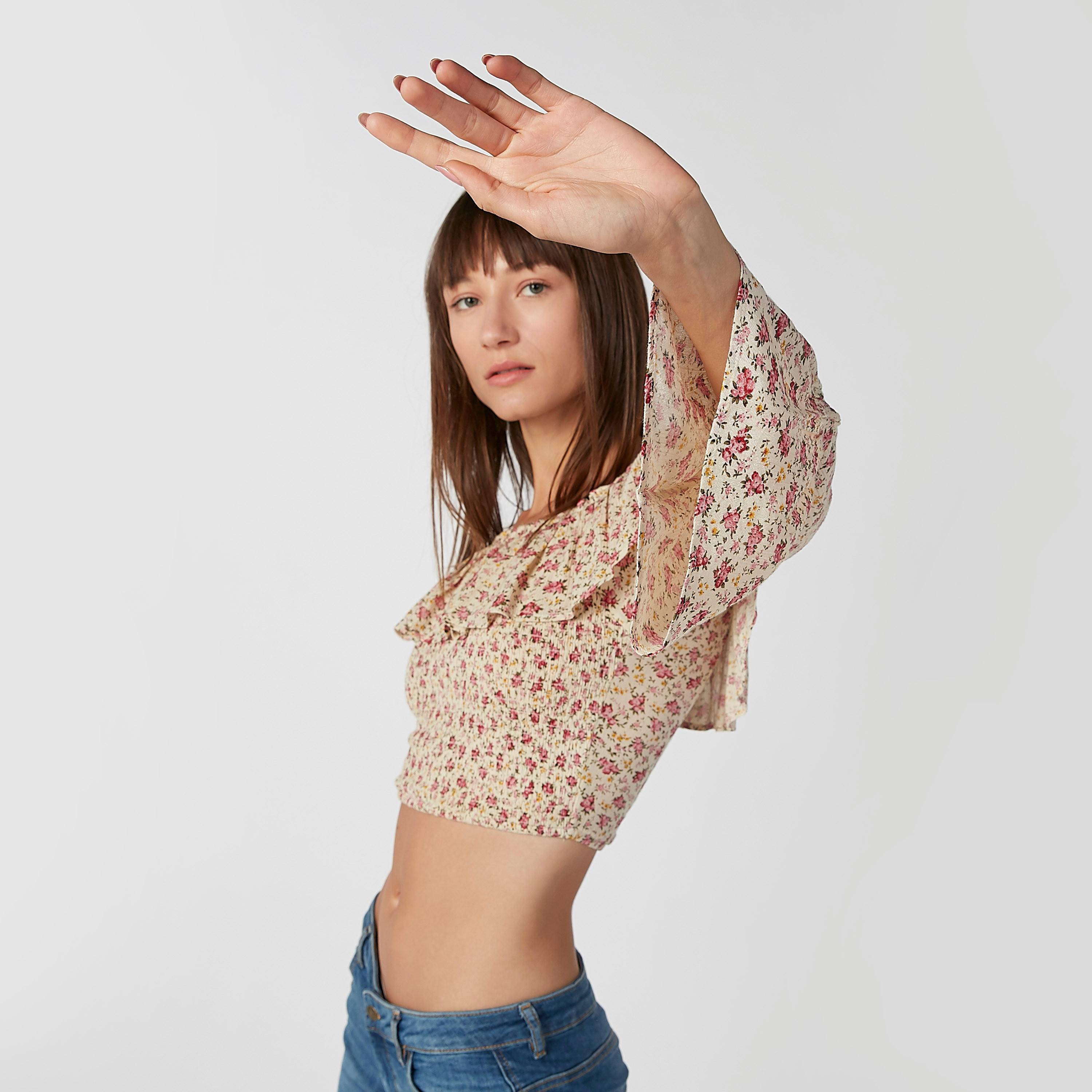 بلوزة قصيرة بياقة طوق وأكمام جرس وطبعات-women-clothing-shirtsandblouses-blouses-image-4