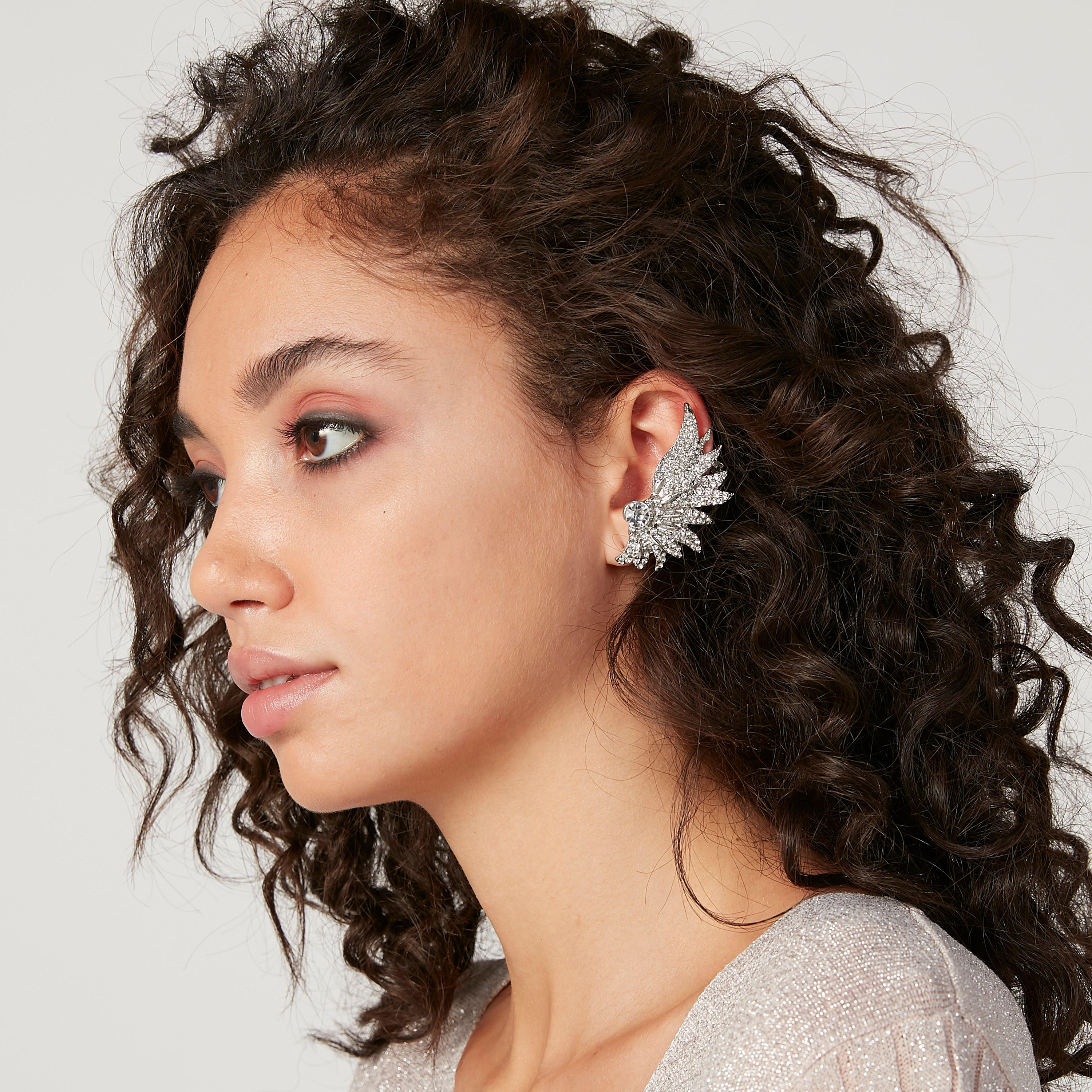 حلق مرّصع بمكبس إغلاق-women-watchesandjewellery-jewellery-earrings-image-2