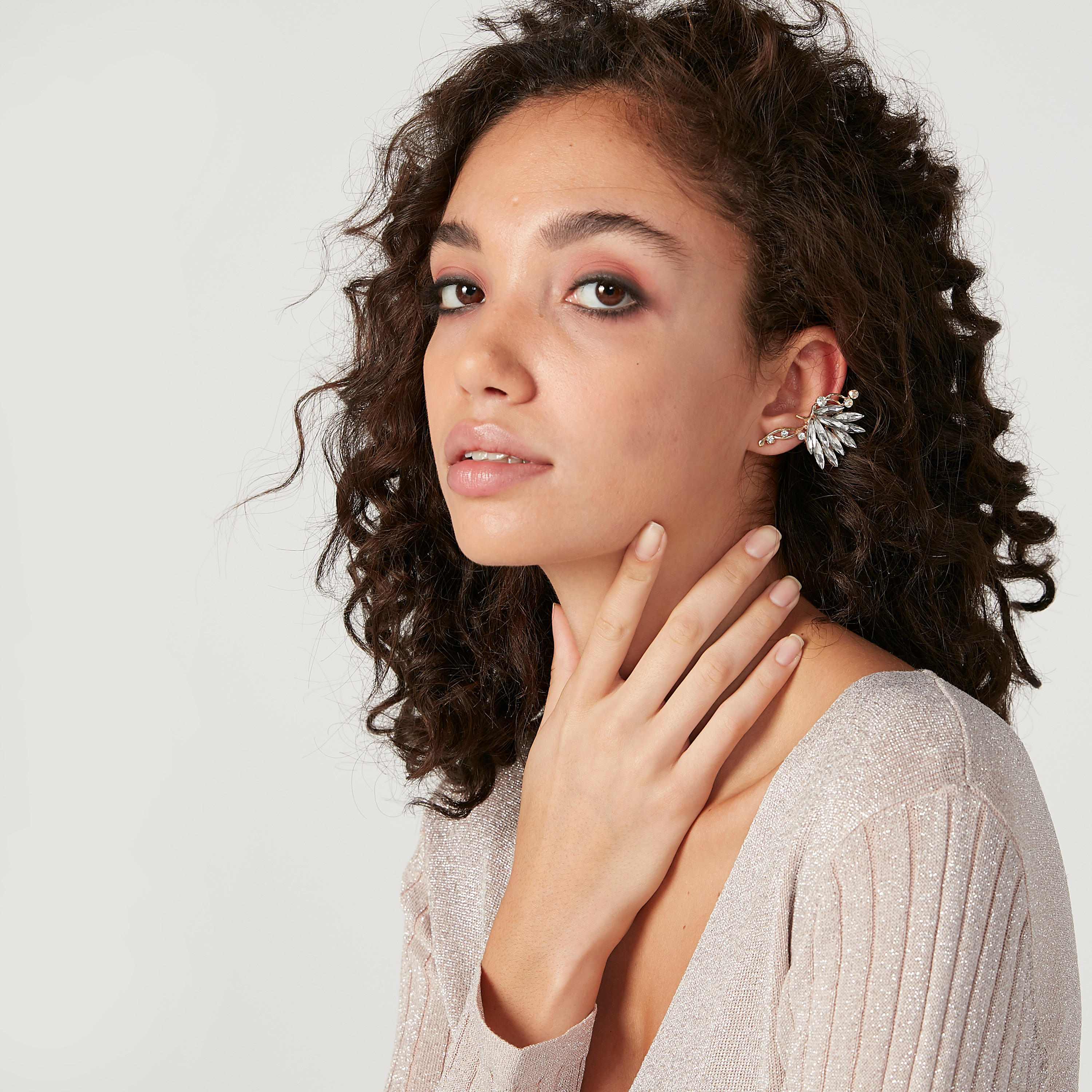 حلقان مزيّنة بمكبس إغلاق-women-watchesandjewellery-jewellery-earrings-image-2