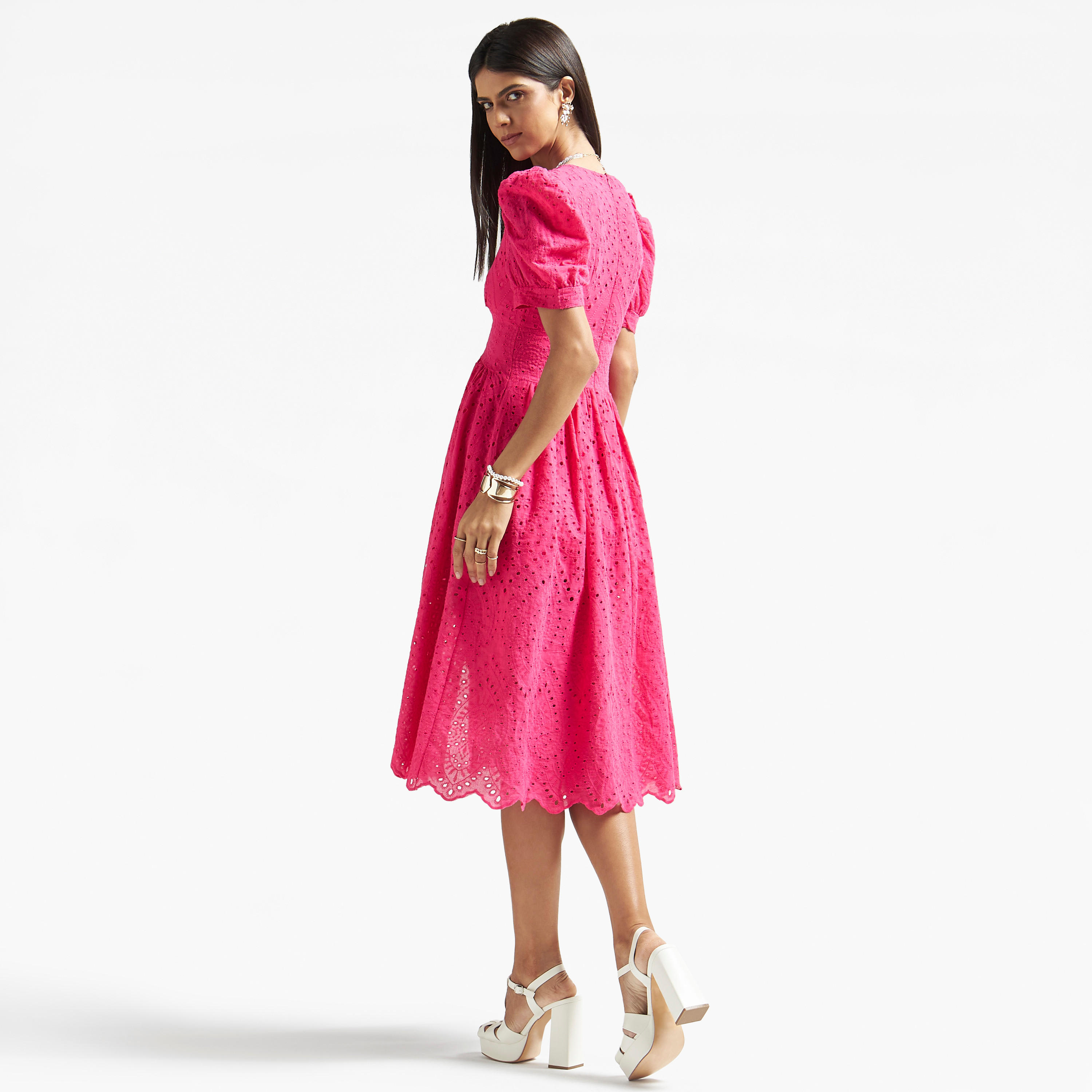 فستان مطرّز بياقة V وأكمام منفوخة-women-clothing-dresses-image-3