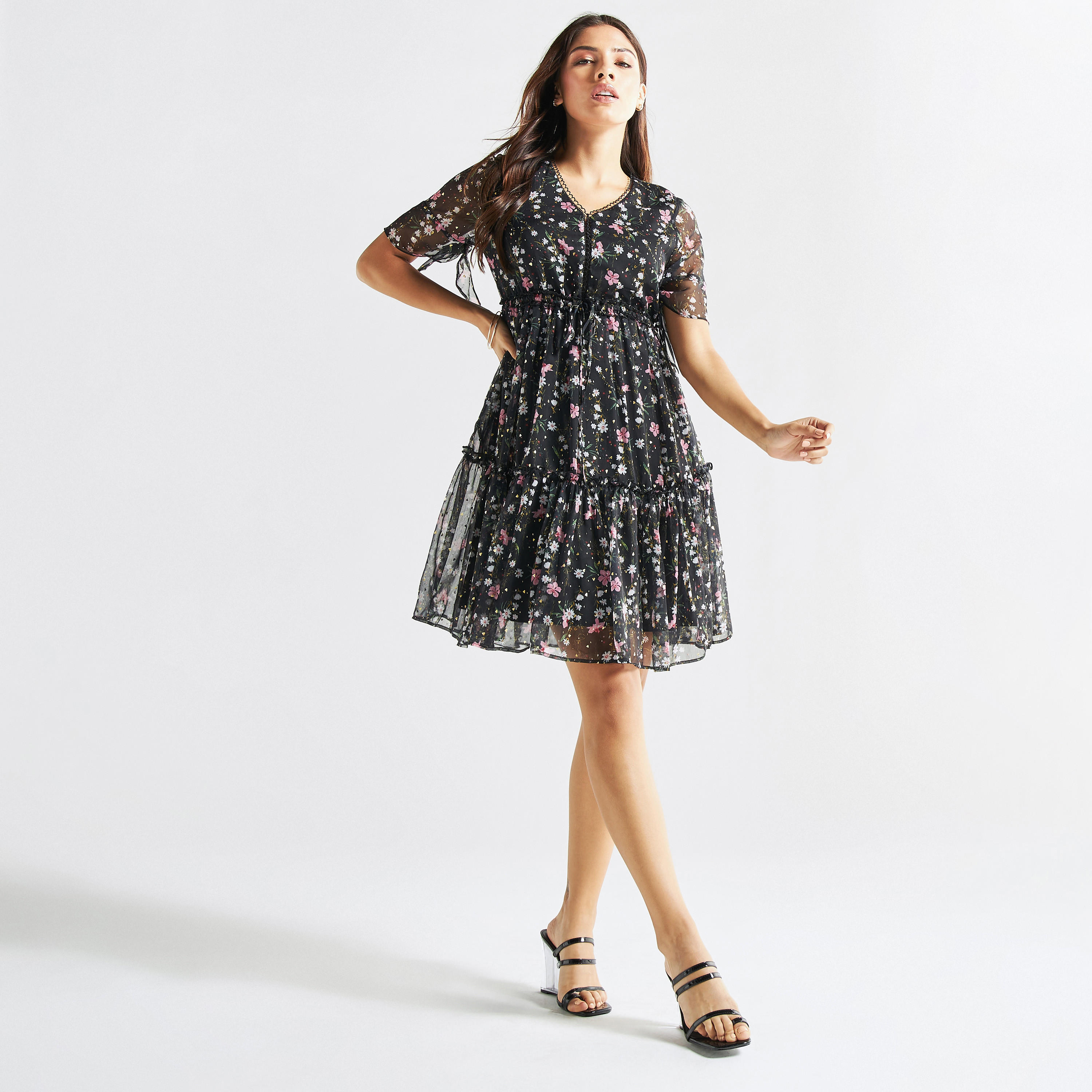 فستان بطبعات أزهار وياقة V وأربطة وجيوب-women-clothing-dresses-image-1