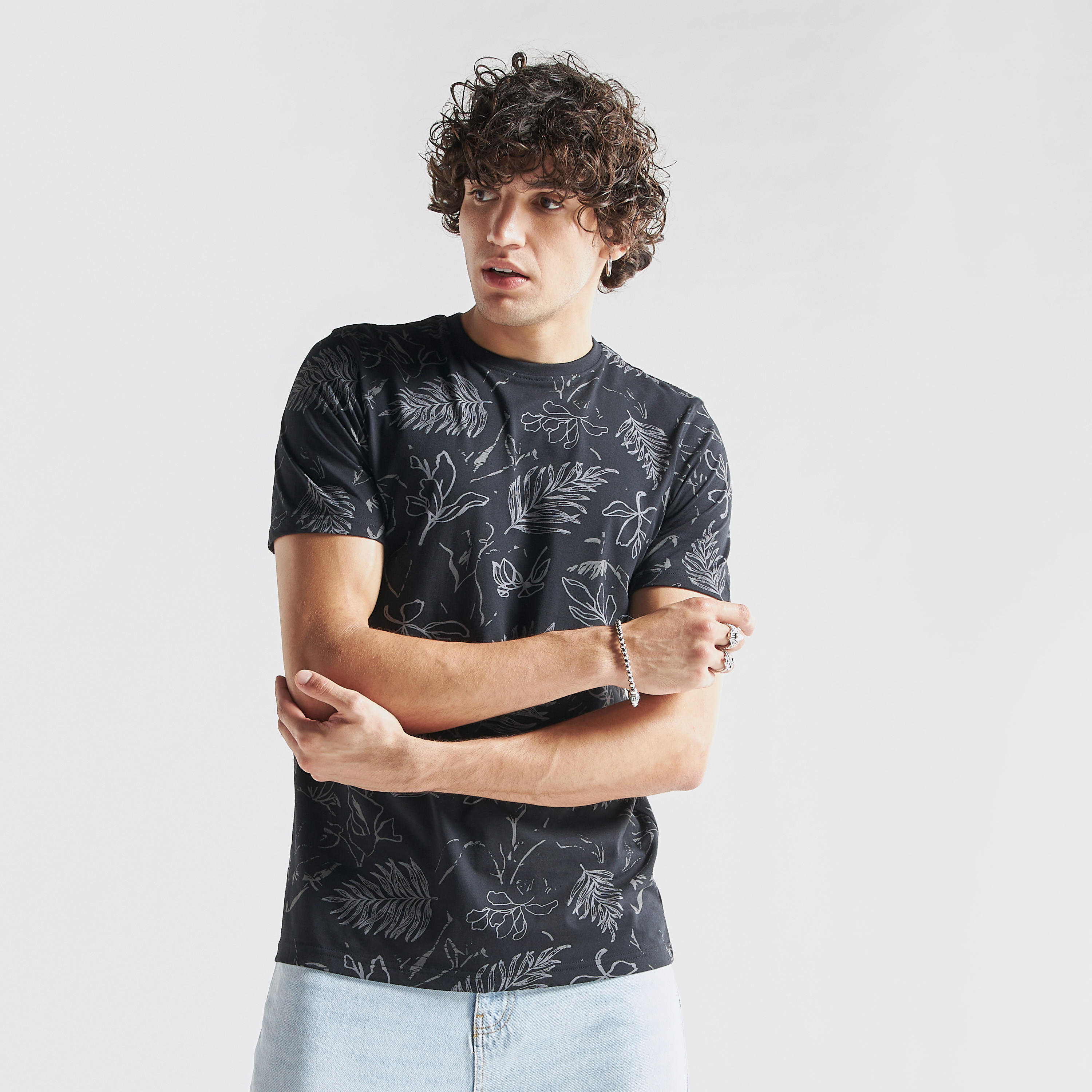 تيشيرت بارز الملمس بياقة ضيّقة وأكمام قصيرة وطبعات-men-clothing-tshirtsandpolos-tshirts-image-1