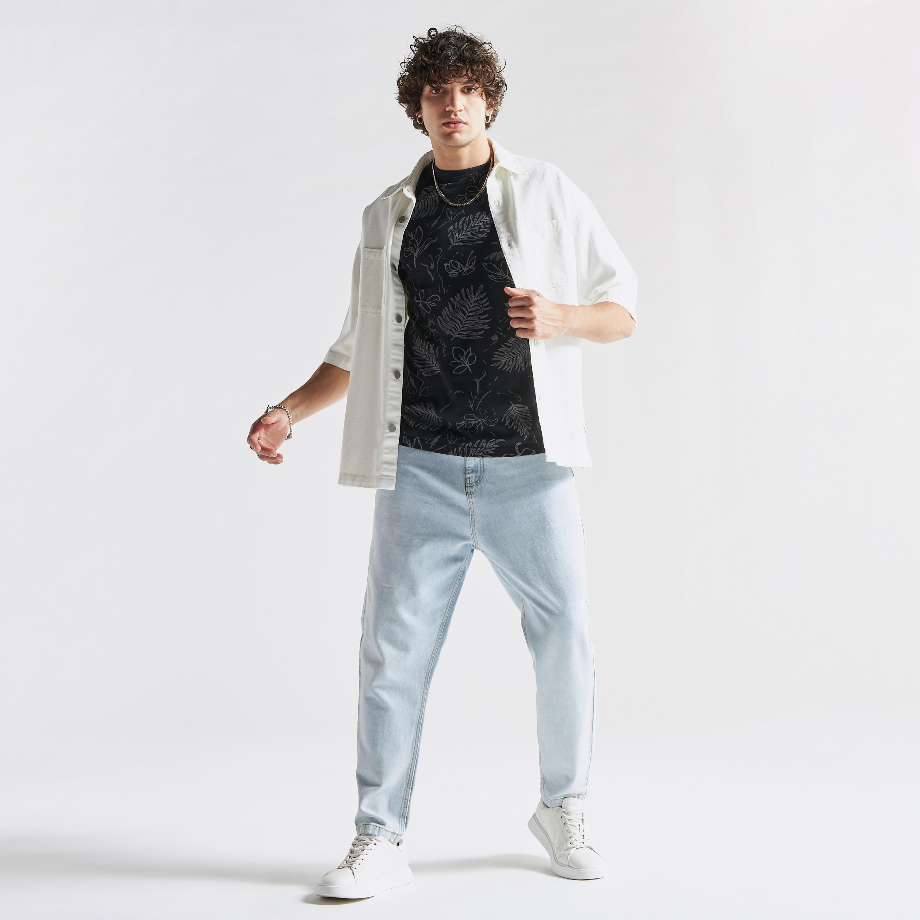 تيشيرت بارز الملمس بياقة ضيّقة وأكمام قصيرة وطبعات-men-clothing-tshirtsandpolos-tshirts-image-2