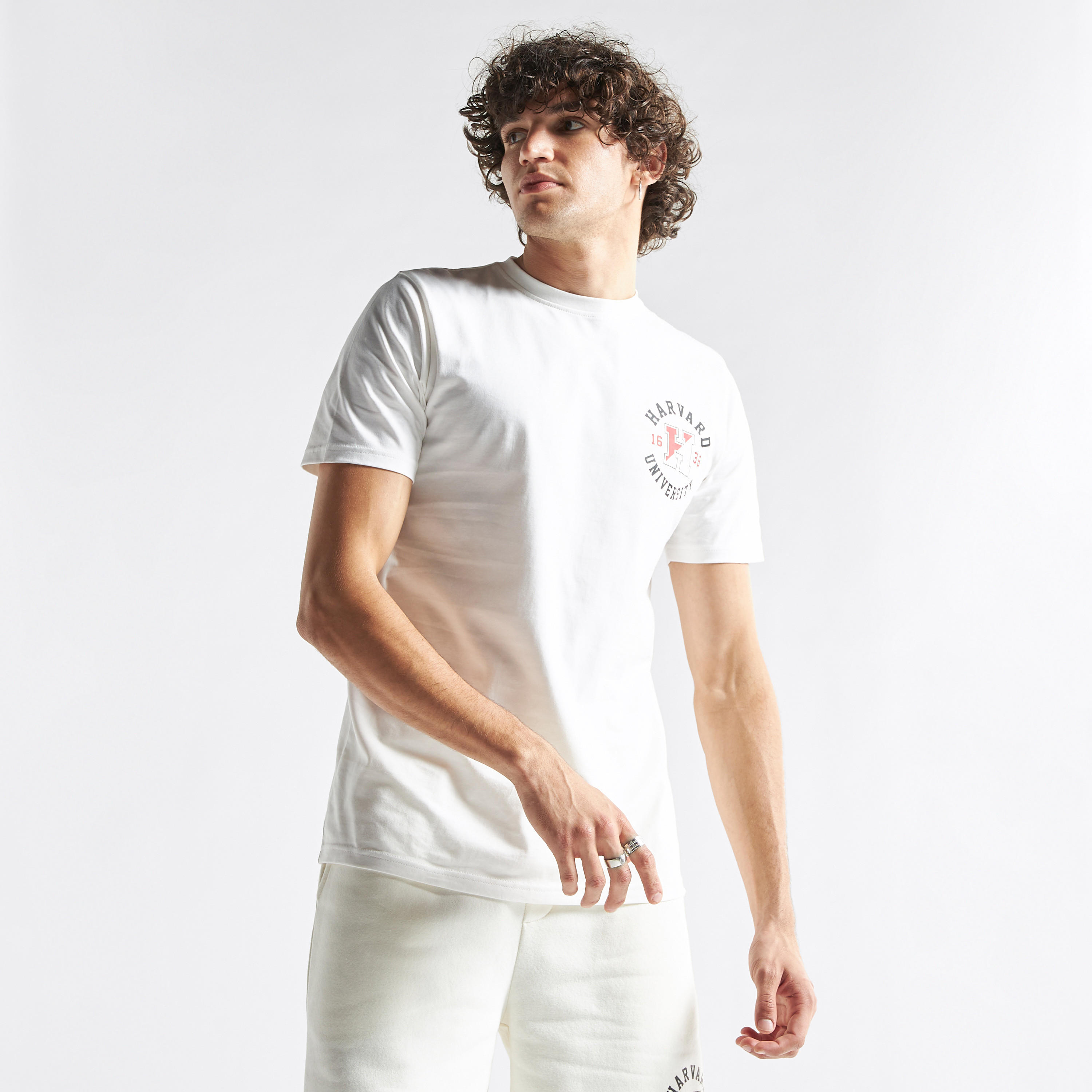 تيشيرت بياقة ضيّقة وأكمام قصيرة وطبعات شعار جامعة هارفارد-men-clothing-tshirtsandpolos-tshirts-image-1