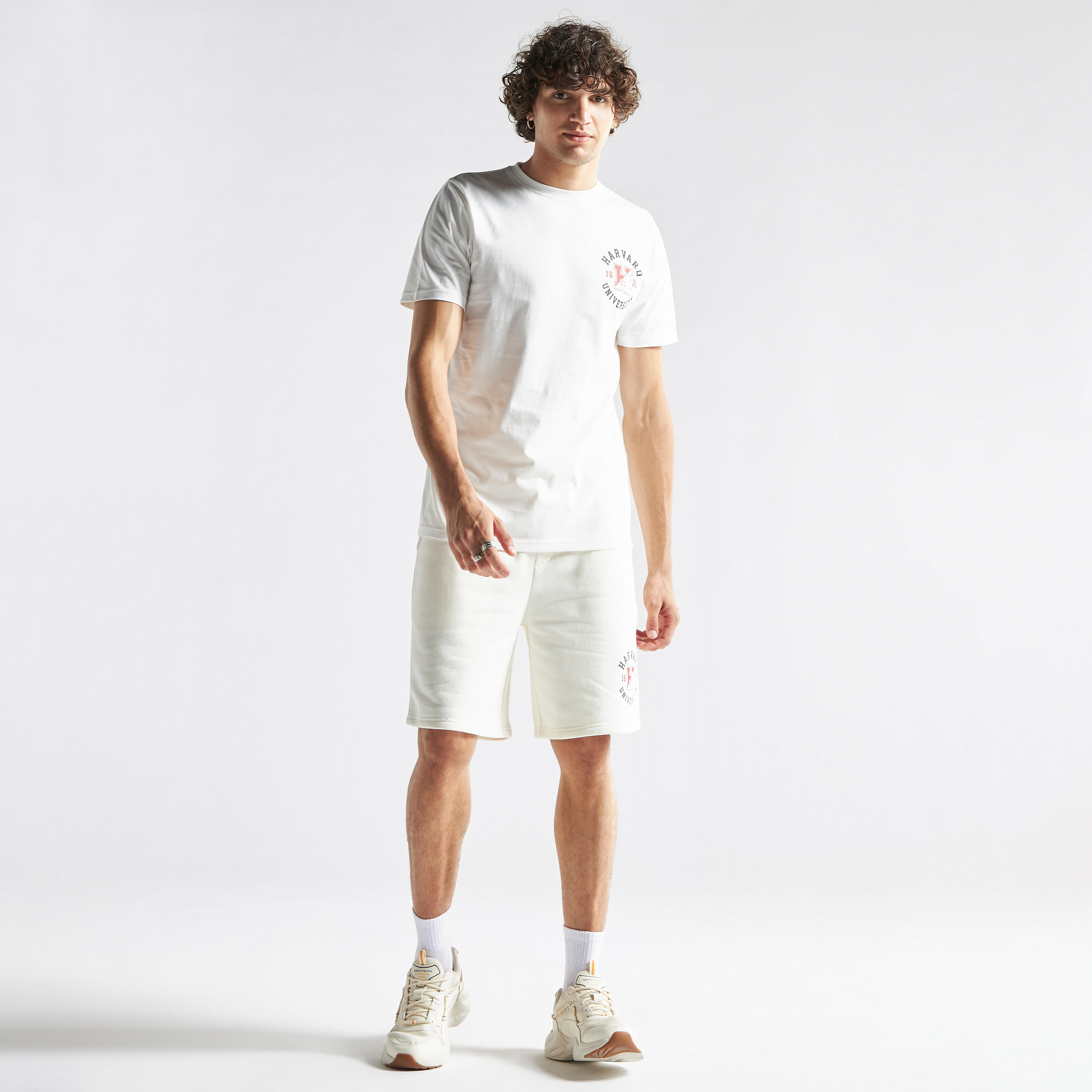 تيشيرت بياقة ضيّقة وأكمام قصيرة وطبعات شعار جامعة هارفارد-men-clothing-tshirtsandpolos-tshirts-image-2