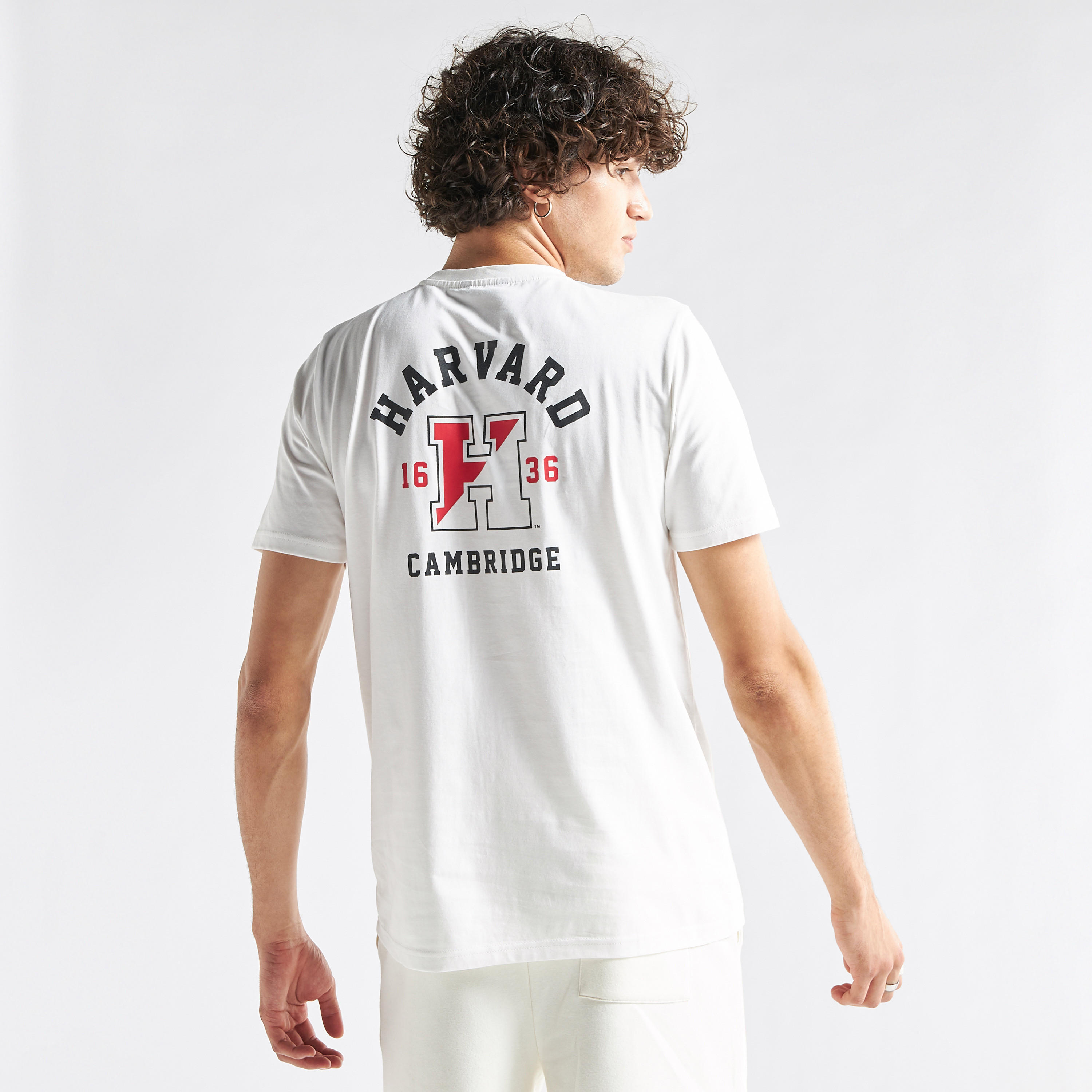 تيشيرت بياقة ضيّقة وأكمام قصيرة وطبعات شعار جامعة هارفارد-men-clothing-tshirtsandpolos-tshirts-image-3