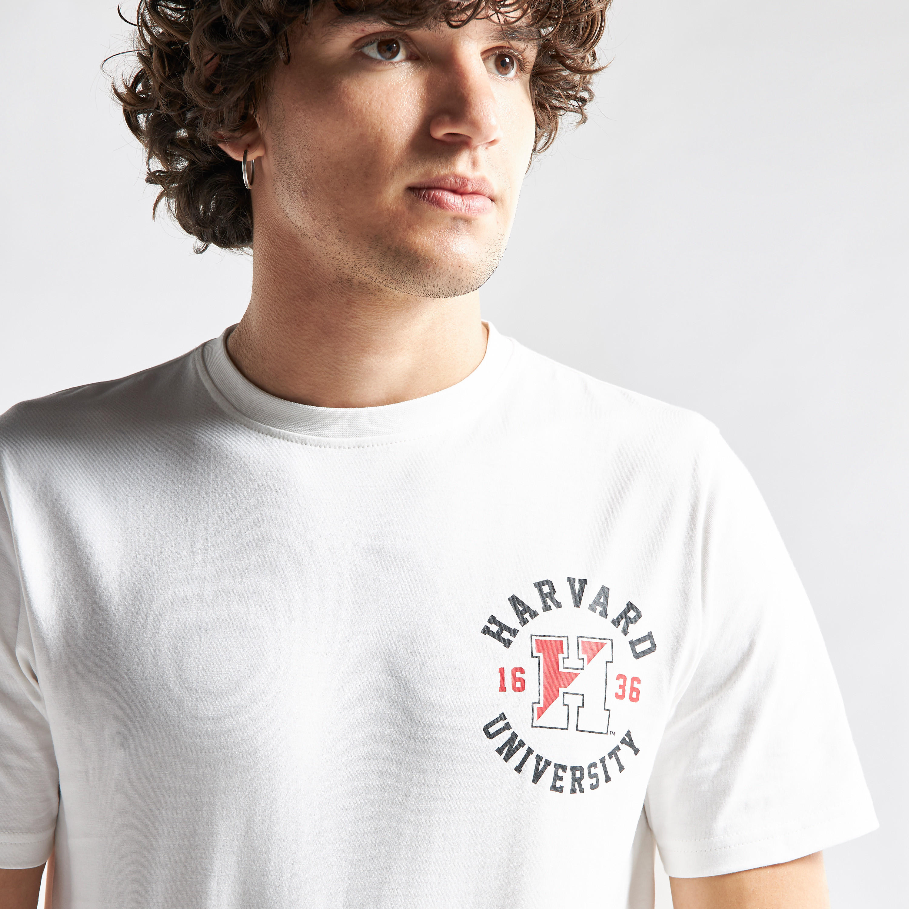 تيشيرت بياقة ضيّقة وأكمام قصيرة وطبعات شعار جامعة هارفارد-men-clothing-tshirtsandpolos-tshirts-image-4