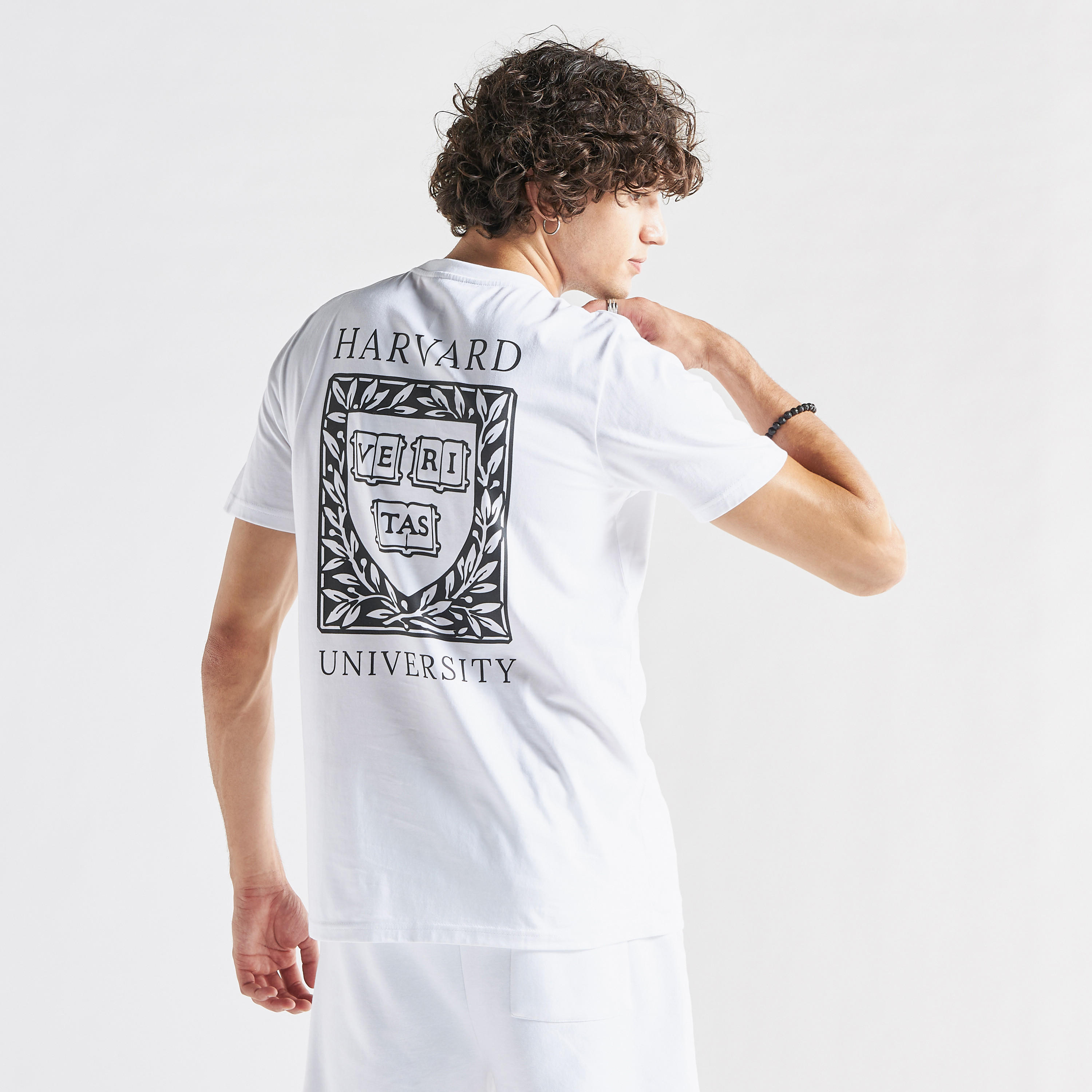 تيشيرت بياقة ضيّقة وأكمام قصيرة وطبعات شعار جامعة هارفارد-men-clothing-tshirtsandpolos-tshirts-image-1