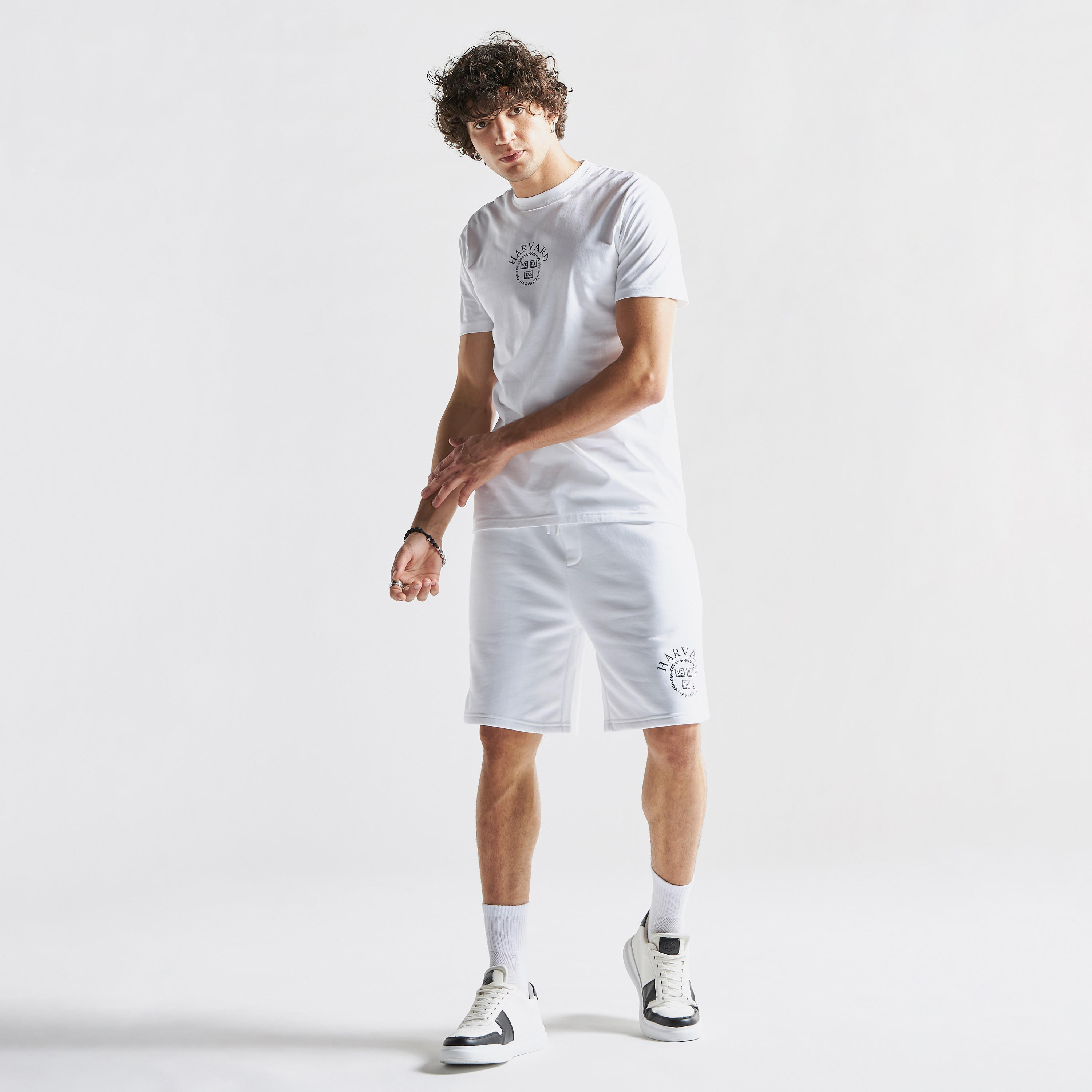 تيشيرت بياقة ضيّقة وأكمام قصيرة وطبعات شعار جامعة هارفارد-men-clothing-tshirtsandpolos-tshirts-image-2