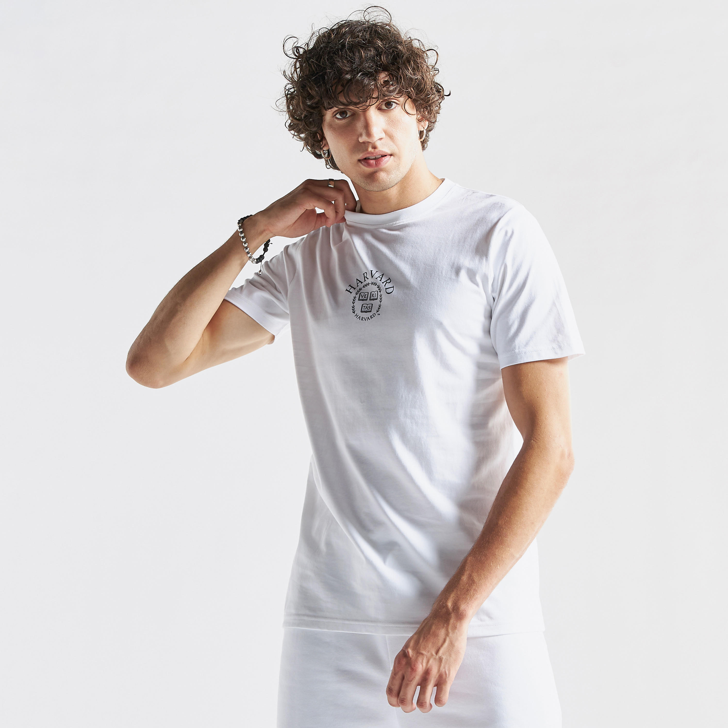 تيشيرت بياقة ضيّقة وأكمام قصيرة وطبعات شعار جامعة هارفارد-men-clothing-tshirtsandpolos-tshirts-image-3