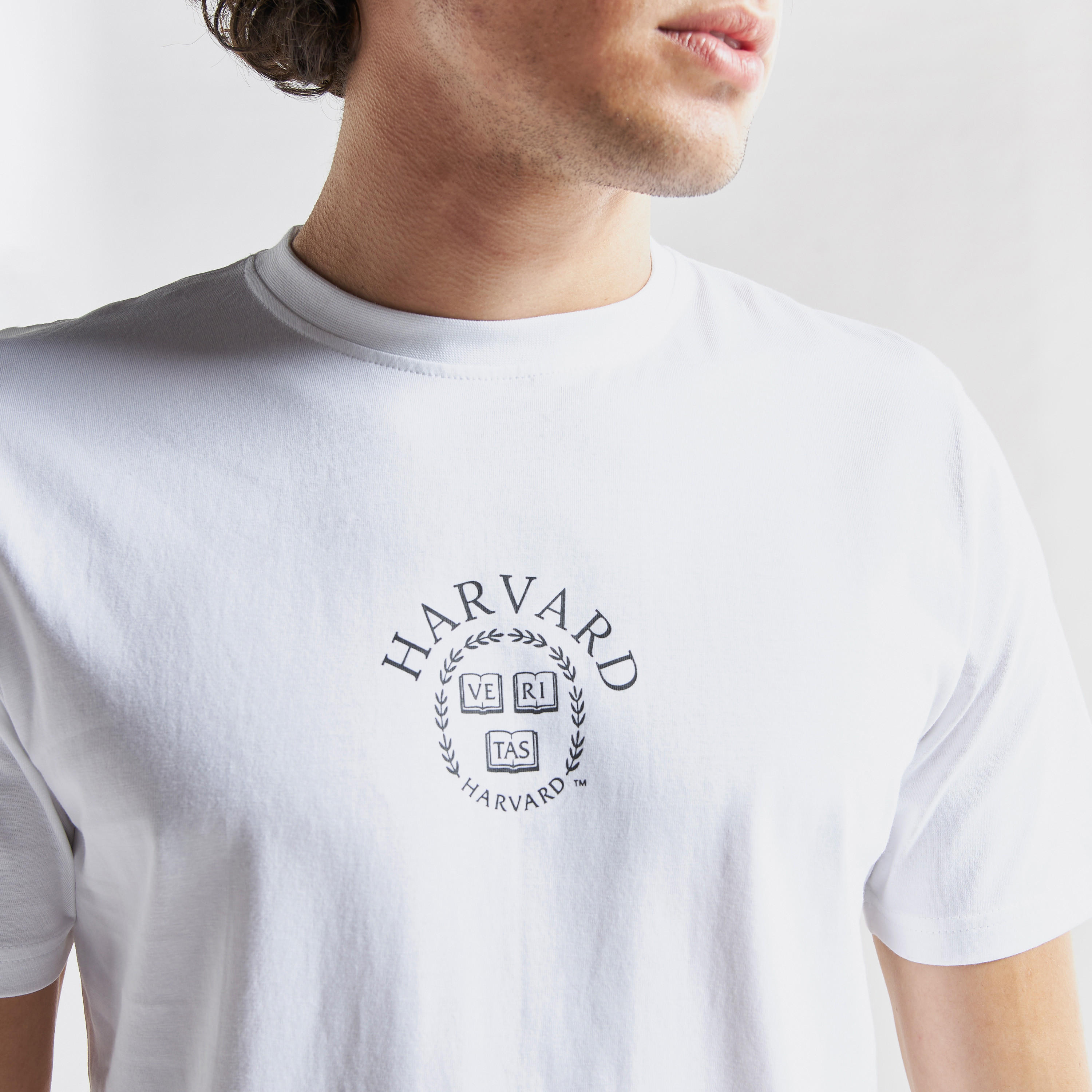 تيشيرت بياقة ضيّقة وأكمام قصيرة وطبعات شعار جامعة هارفارد-men-clothing-tshirtsandpolos-tshirts-image-4