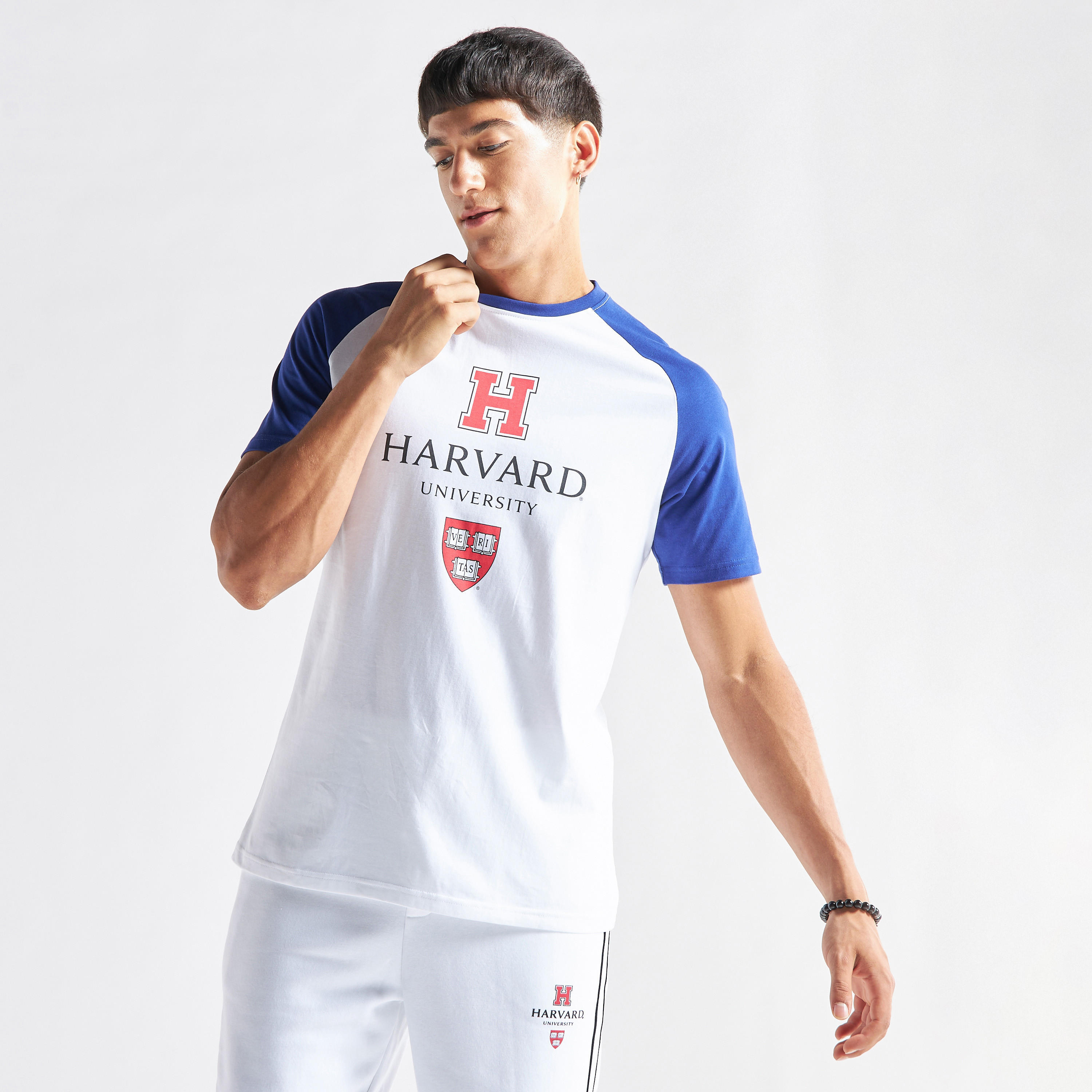 تيشيرت بياقة ضيّقة وأكمام قصيرة وطبعات شعار جامعة هارفارد-men-clothing-tshirtsandpolos-tshirts-image-1
