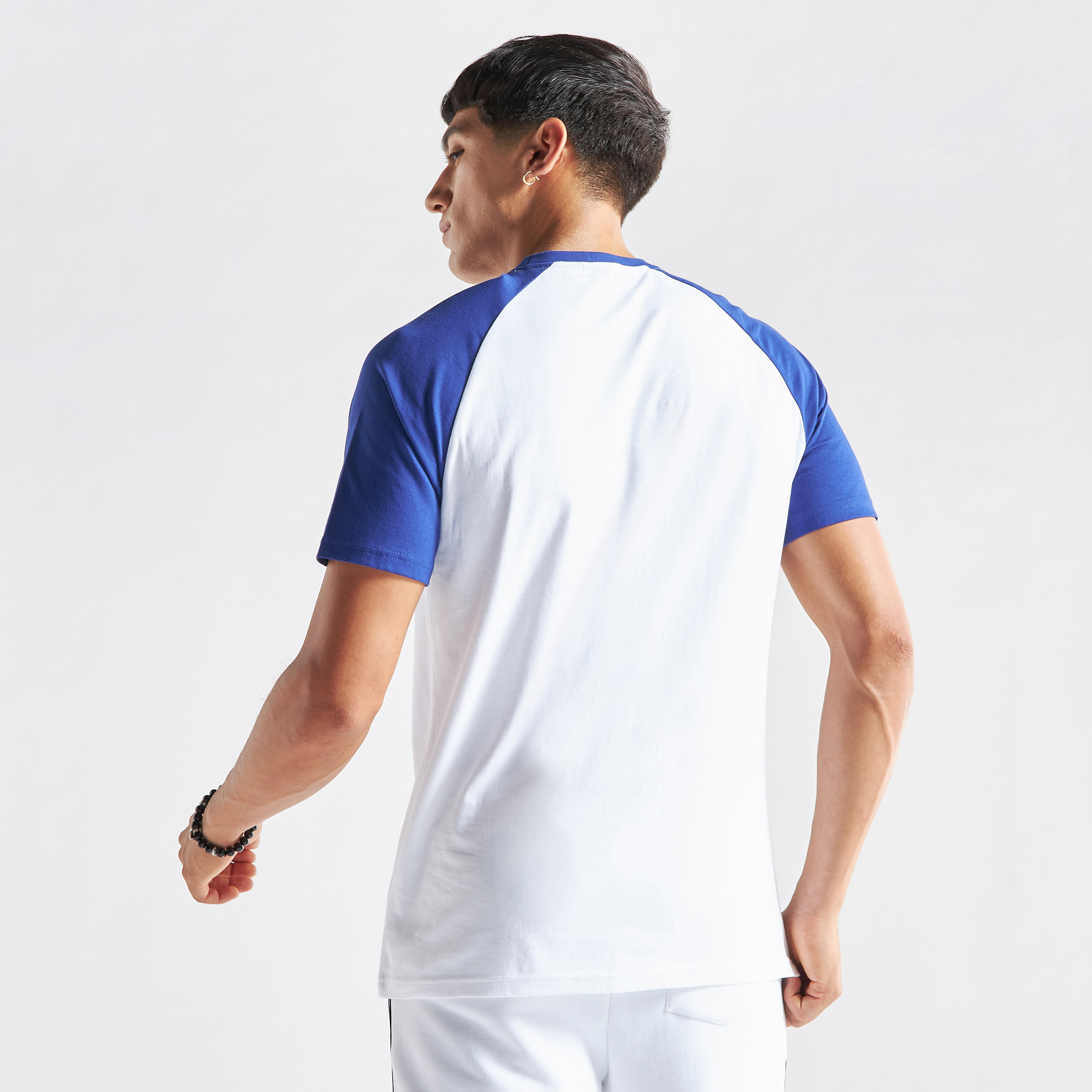 تيشيرت بياقة ضيّقة وأكمام قصيرة وطبعات شعار جامعة هارفارد-men-clothing-tshirtsandpolos-tshirts-image-3
