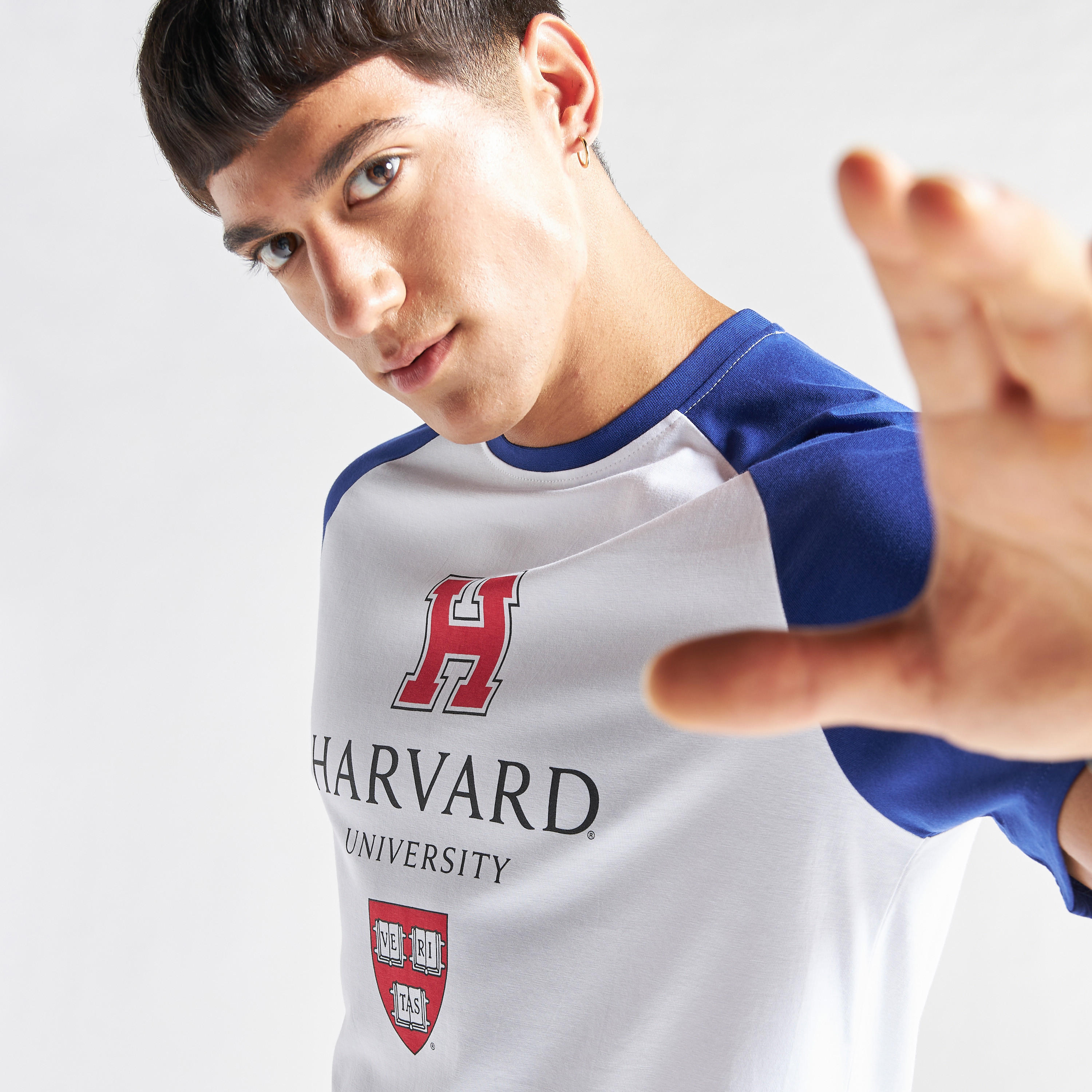 تيشيرت بياقة ضيّقة وأكمام قصيرة وطبعات شعار جامعة هارفارد-men-clothing-tshirtsandpolos-tshirts-image-4