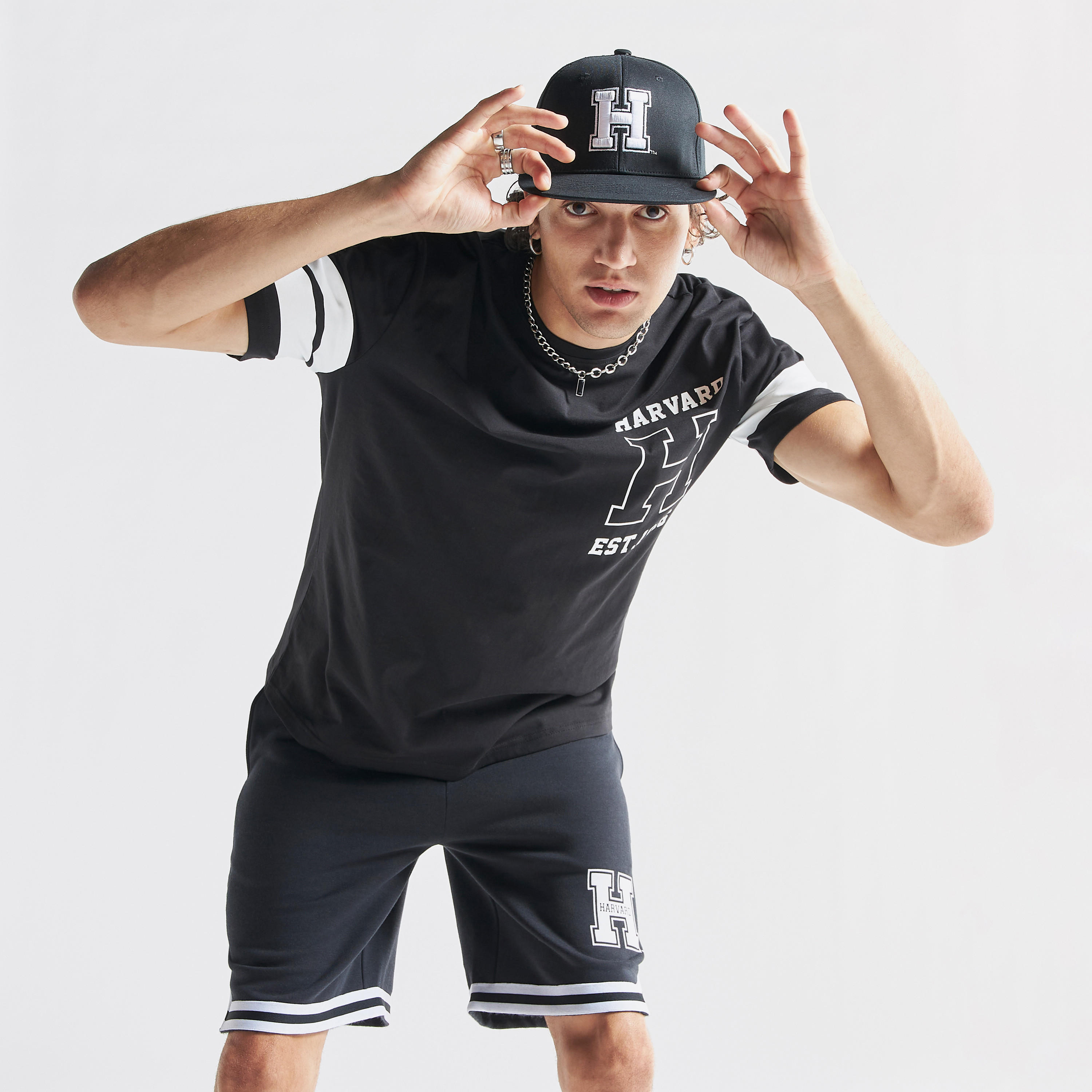 تيشيرت بياقة ضيّقة وأكمام قصيرة وطبعات شعار جامعة هارفارد-men-clothing-tshirtsandpolos-tshirts-image-1