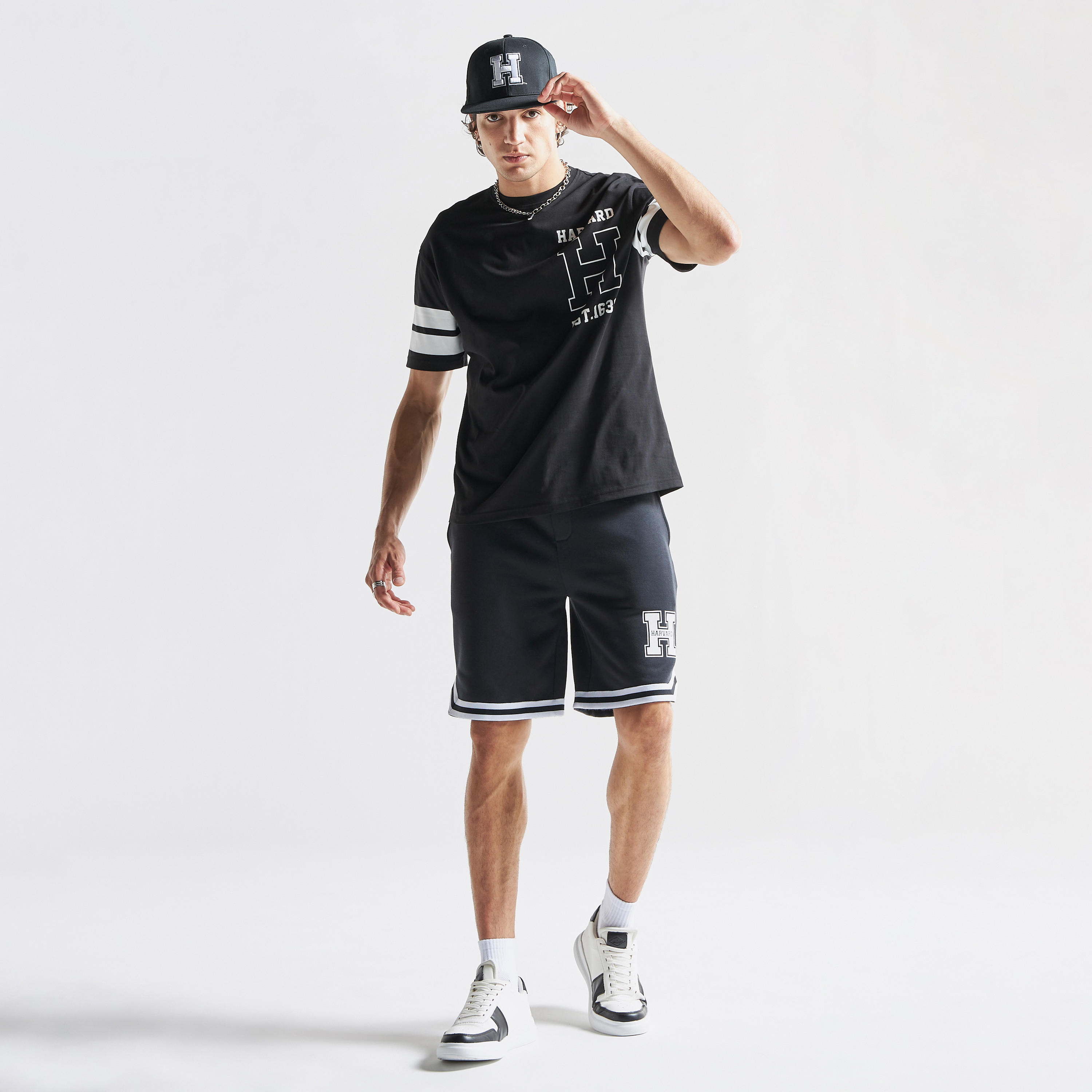 تيشيرت بياقة ضيّقة وأكمام قصيرة وطبعات شعار جامعة هارفارد-men-clothing-tshirtsandpolos-tshirts-image-2