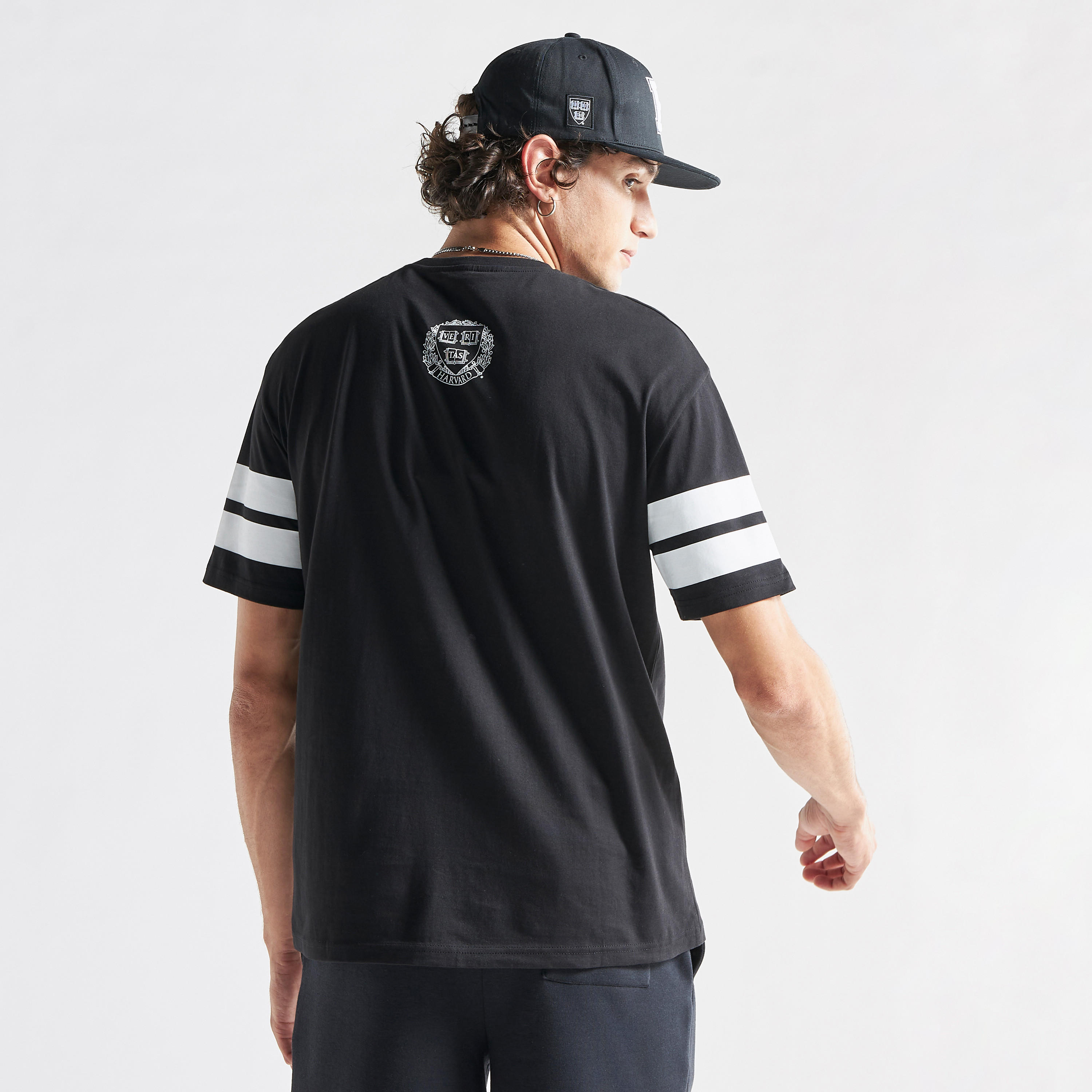 تيشيرت بياقة ضيّقة وأكمام قصيرة وطبعات شعار جامعة هارفارد-men-clothing-tshirtsandpolos-tshirts-image-3