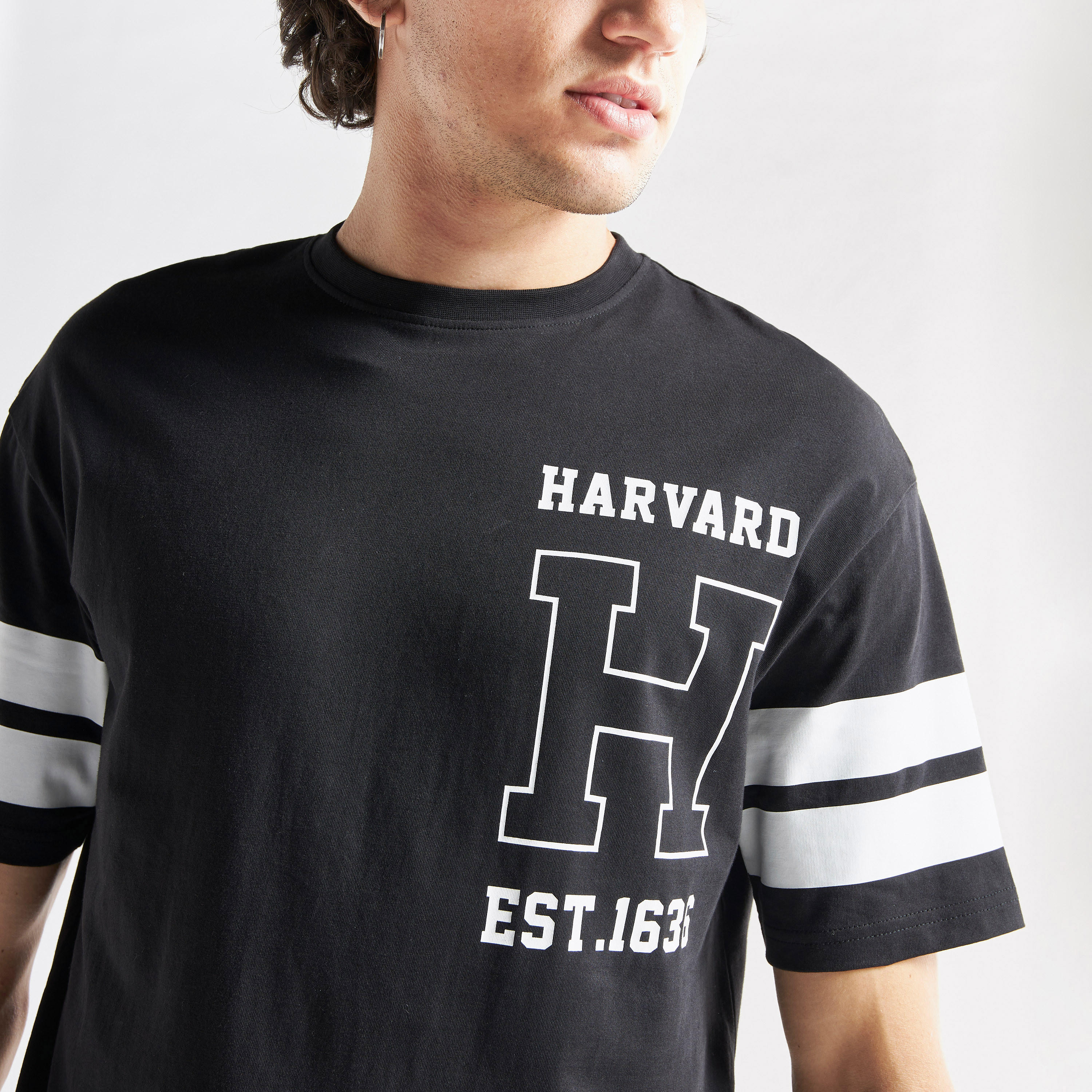 تيشيرت بياقة ضيّقة وأكمام قصيرة وطبعات شعار جامعة هارفارد-men-clothing-tshirtsandpolos-tshirts-image-4