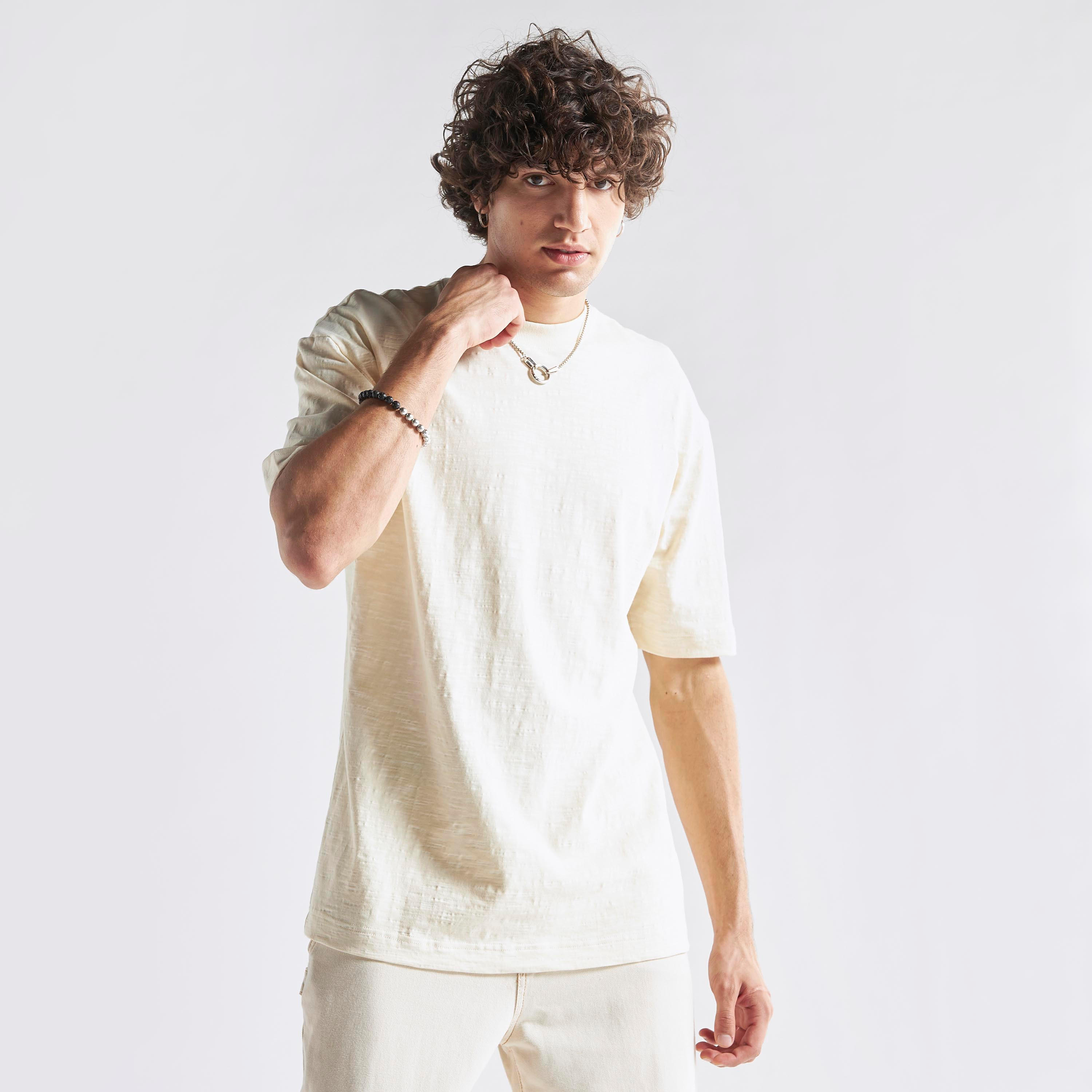 تيشيرت بارز الملمس فضفاض مع ياقة ضيقة وأكمام قصيرة-men-clothing-tshirtsandpolos-tshirts-image-4