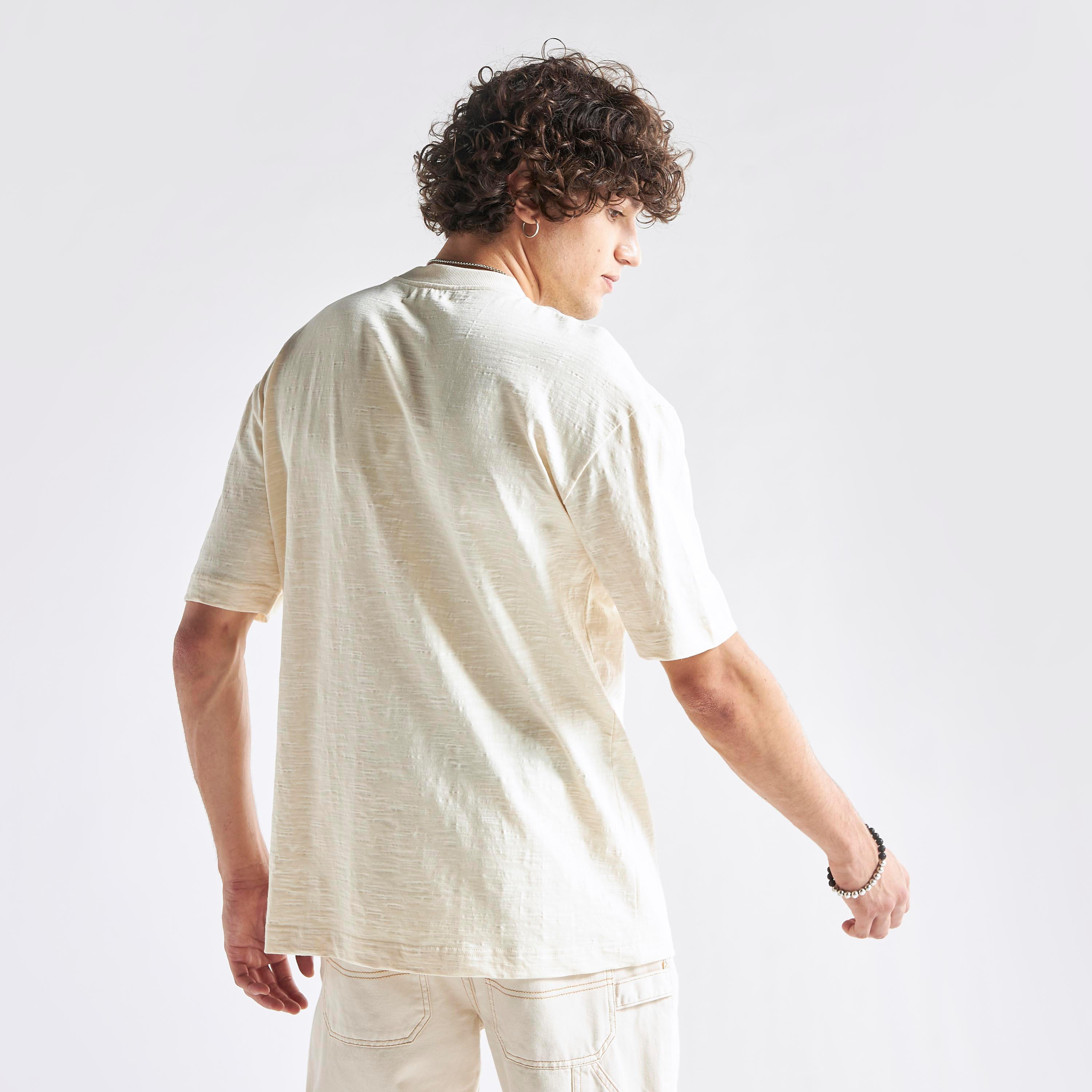 تيشيرت بارز الملمس فضفاض مع ياقة ضيقة وأكمام قصيرة-men-clothing-tshirtsandpolos-tshirts-image-2