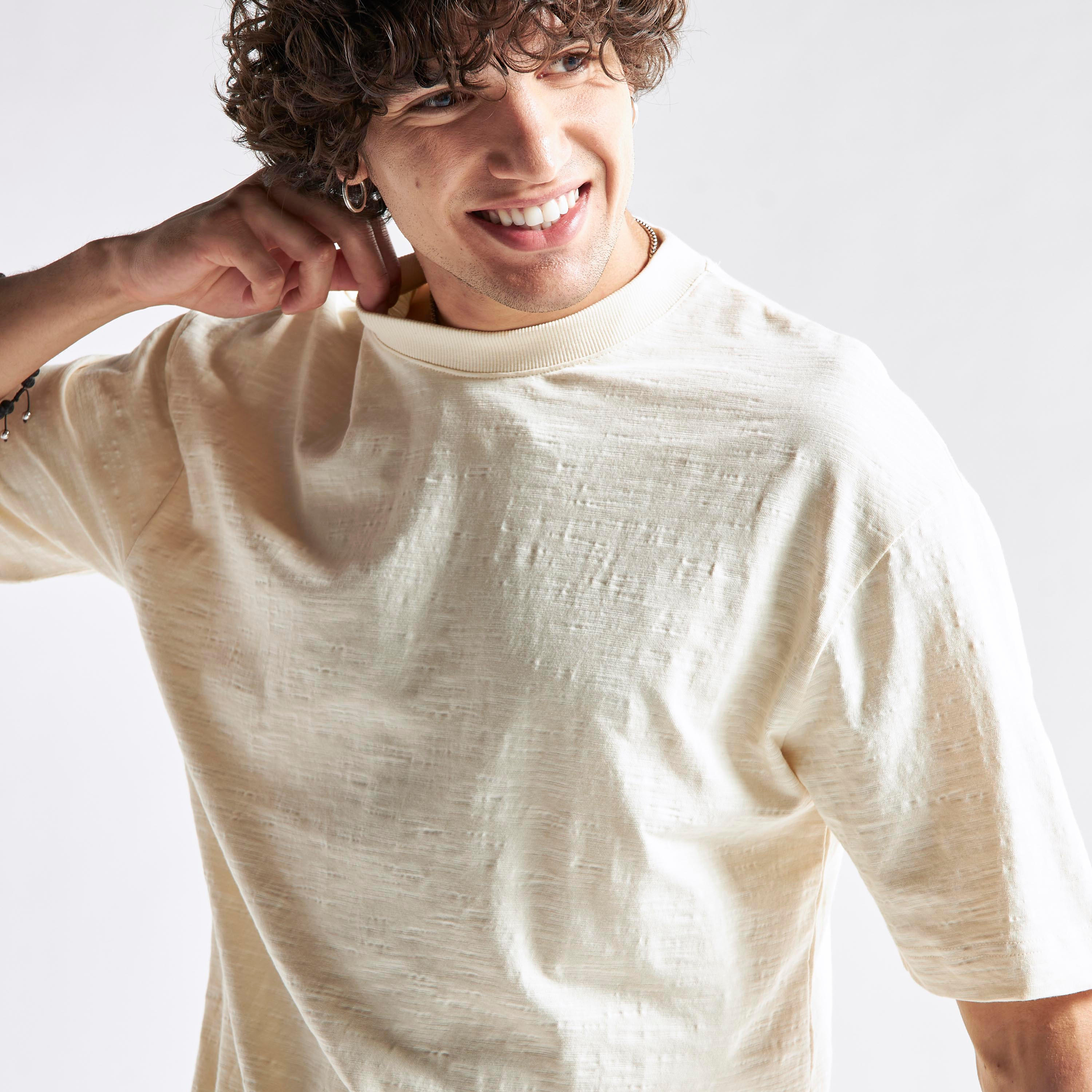 تيشيرت بارز الملمس فضفاض مع ياقة ضيقة وأكمام قصيرة-men-clothing-tshirtsandpolos-tshirts-image-1