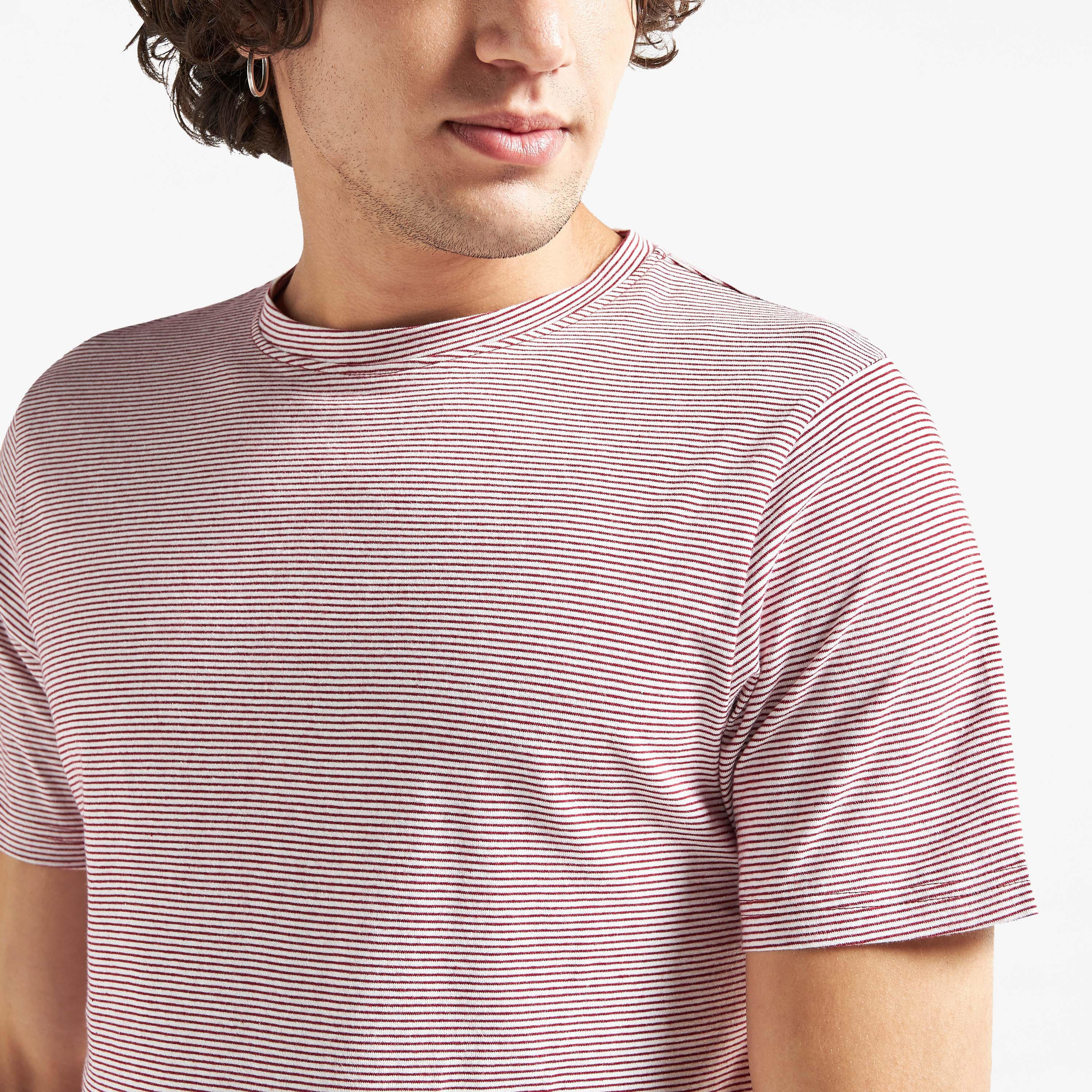 تيشيرت مقلّم بياقة ضيقة وأكمام قصيرة-men-clothing-tshirtsandpolos-tshirts-image-1